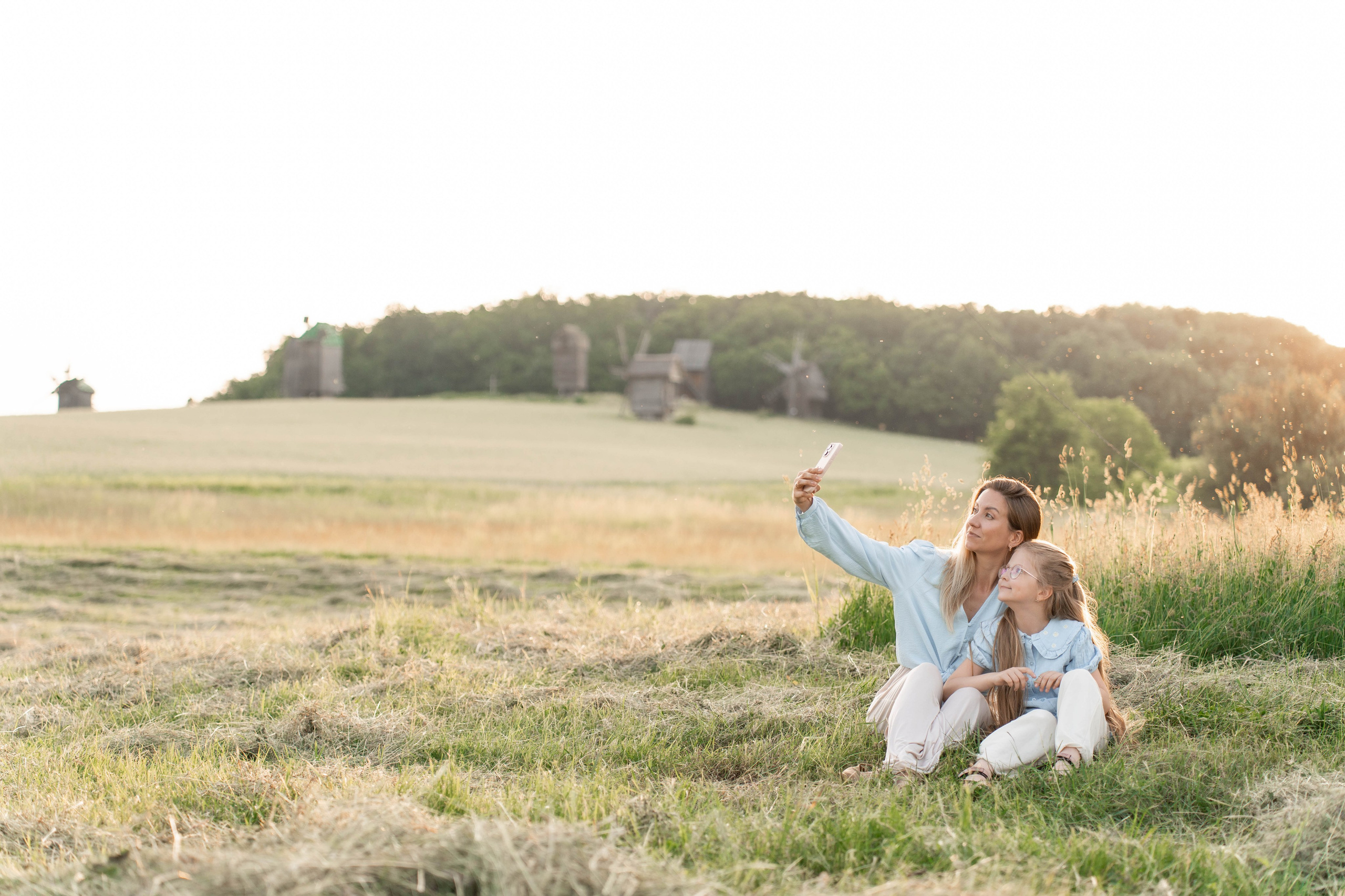 Сімейна фотосесія в Пирогово мами з двома донями. Сімейний фотограф Київ Наталія Шкаврон