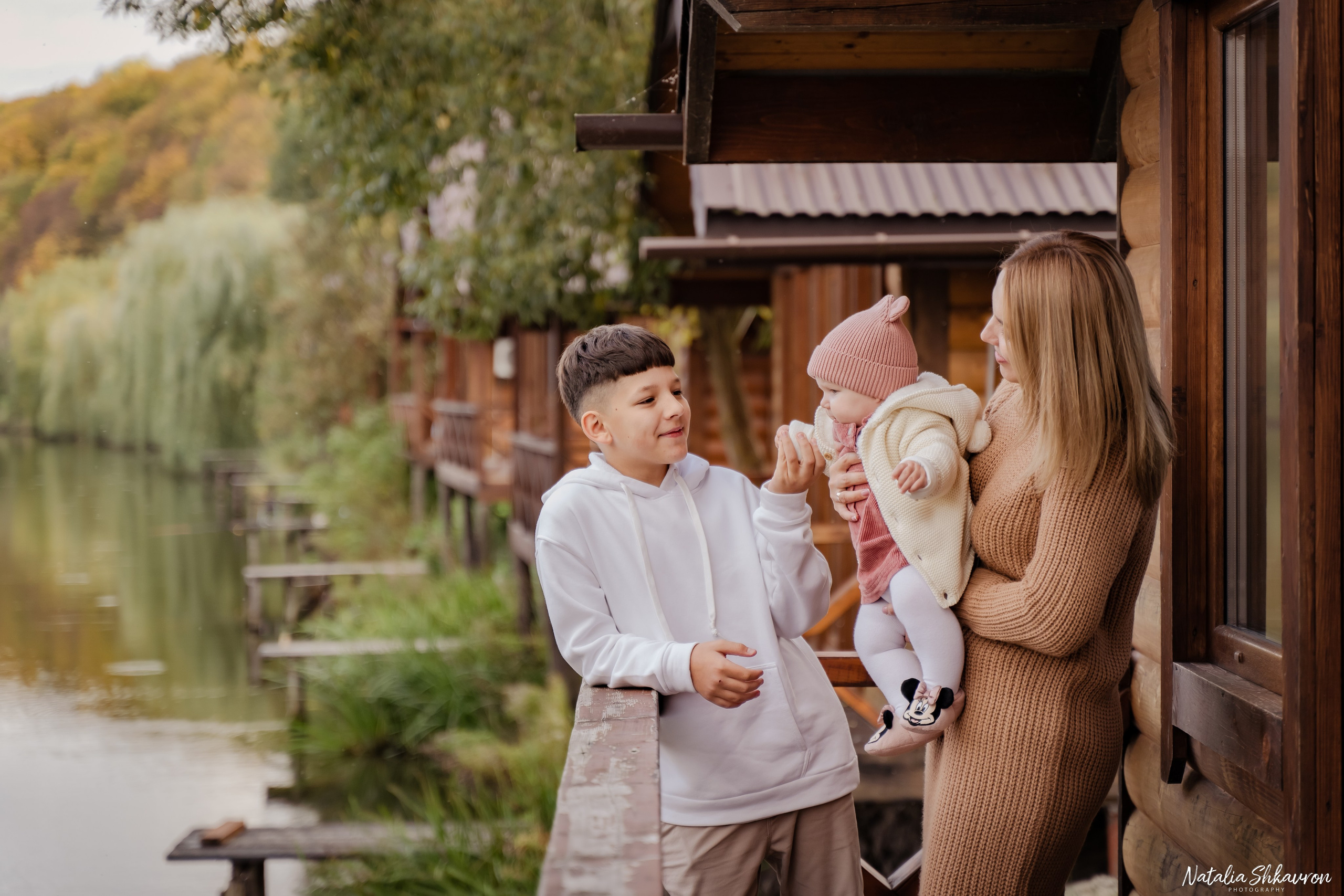 Сімейна фотосесія восени біля води. Family photographer in Kiev Natalia Shkavron