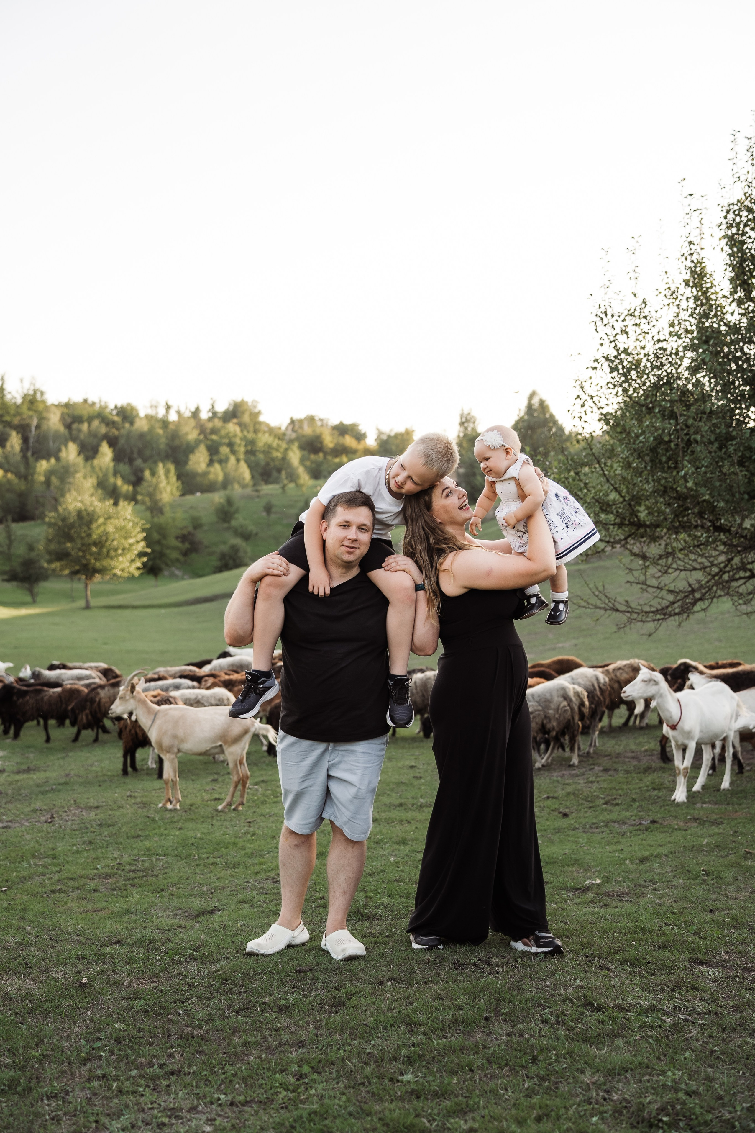 Святкування 1-го дня народження на овечій фермі. Family photographer in Kiev Natalia Shkavron
