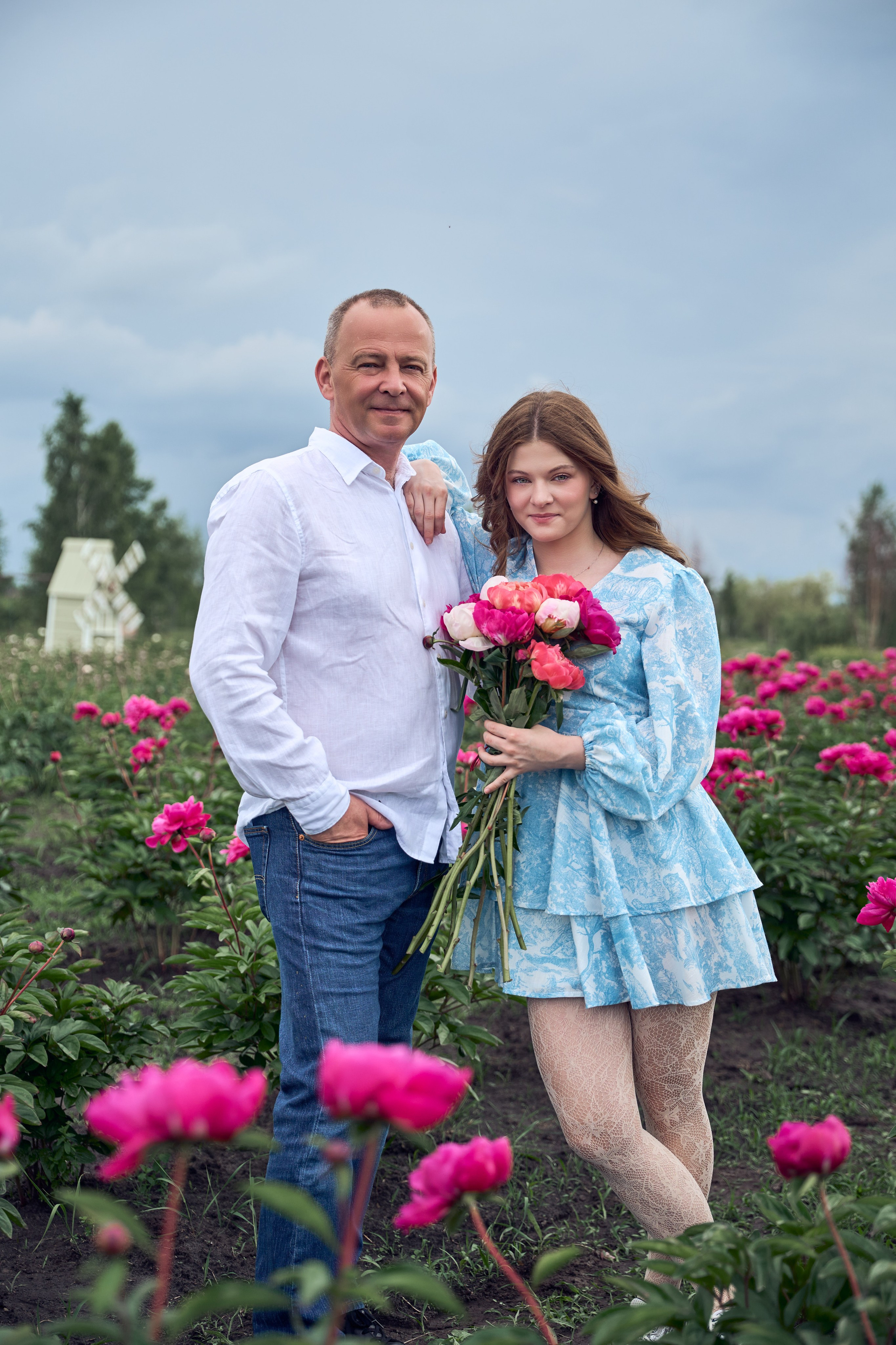 Сімейна фотосесія з піонами у Добропарку. Family photographer in Kiev Natalia Shkavron