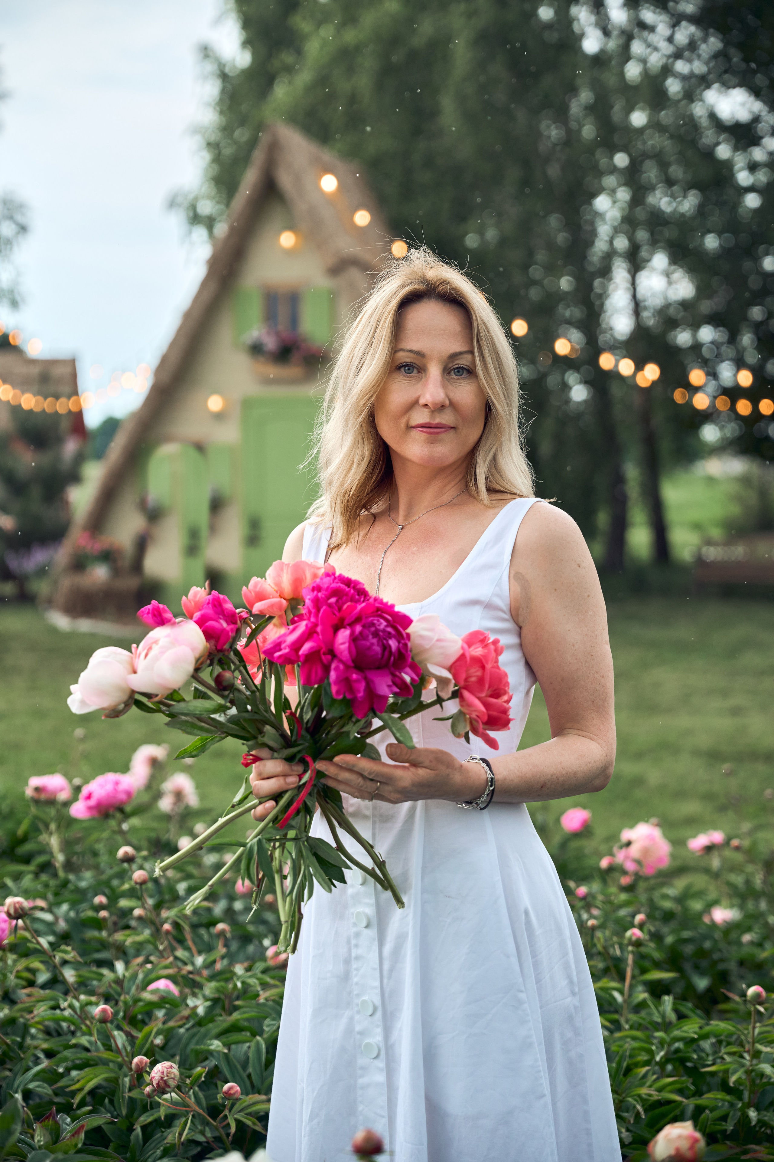 Сімейна фотосесія з піонами у Добропарку. Family photographer in Kiev Natalia Shkavron
