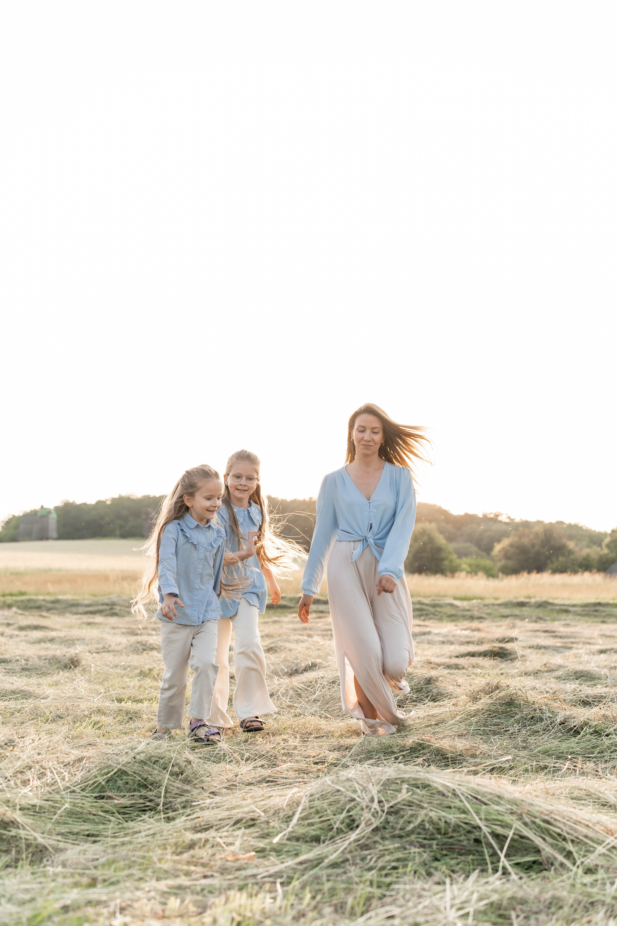 Сімейна фотосесія в Пирогово мами з двома донями. Сімейний фотограф Київ Наталія Шкаврон