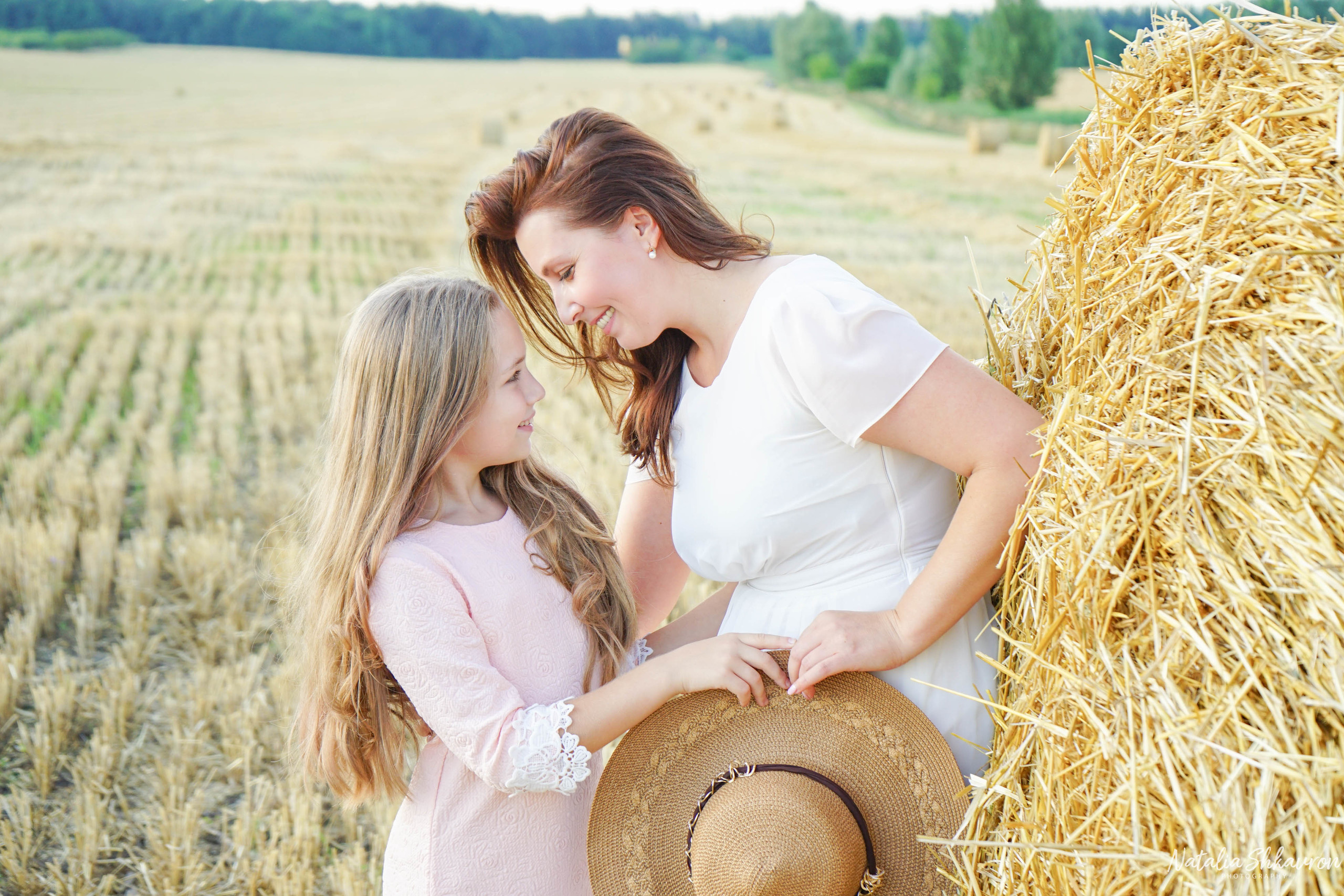 Сімейна фотосесія в полі з рулонами соломи. Сімейний фотограф Київ Наталія Шкаврон