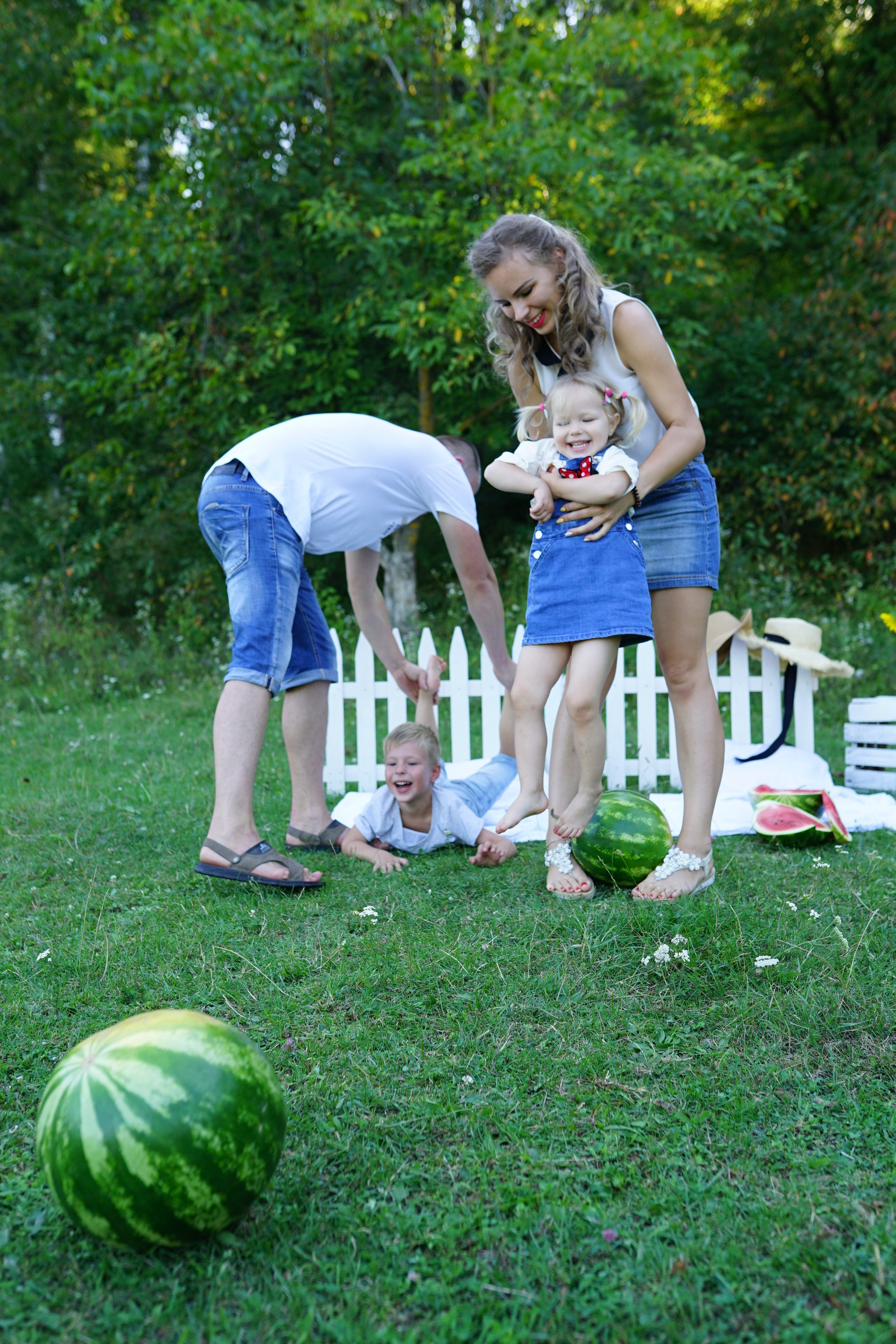 Сімейна фотосесія з кавунами. Family photographer in Kiev Natalia Shkavron