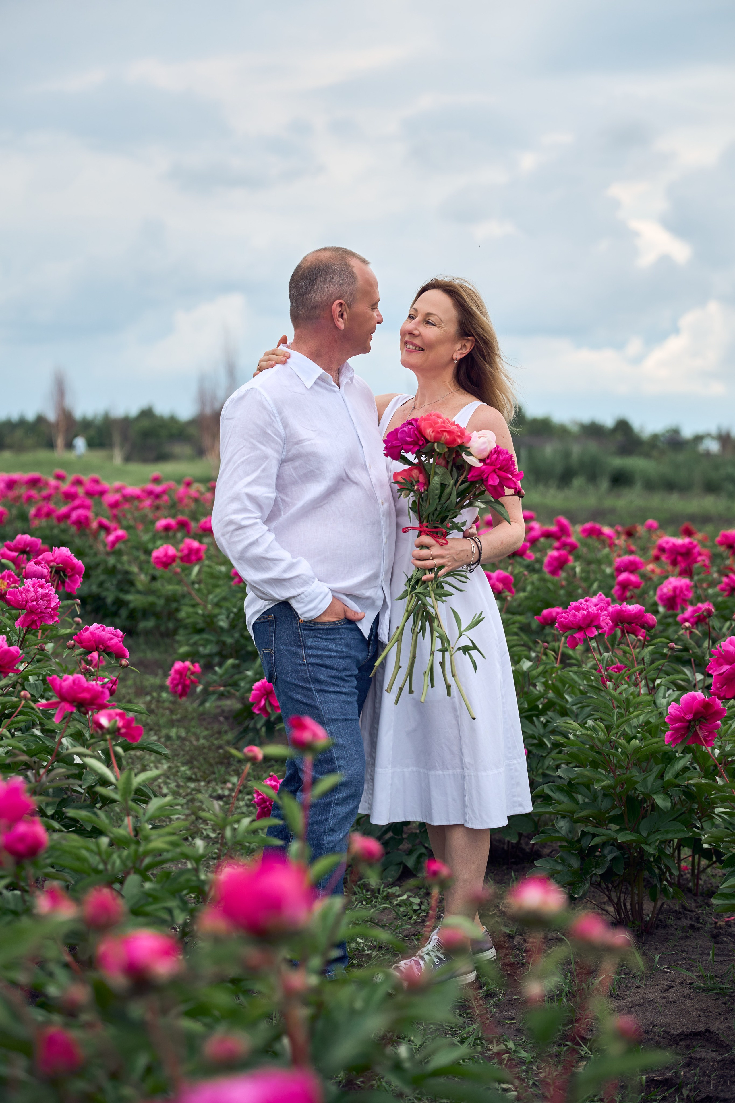 Сімейна фотосесія з піонами у Добропарку. Family photographer in Kiev Natalia Shkavron