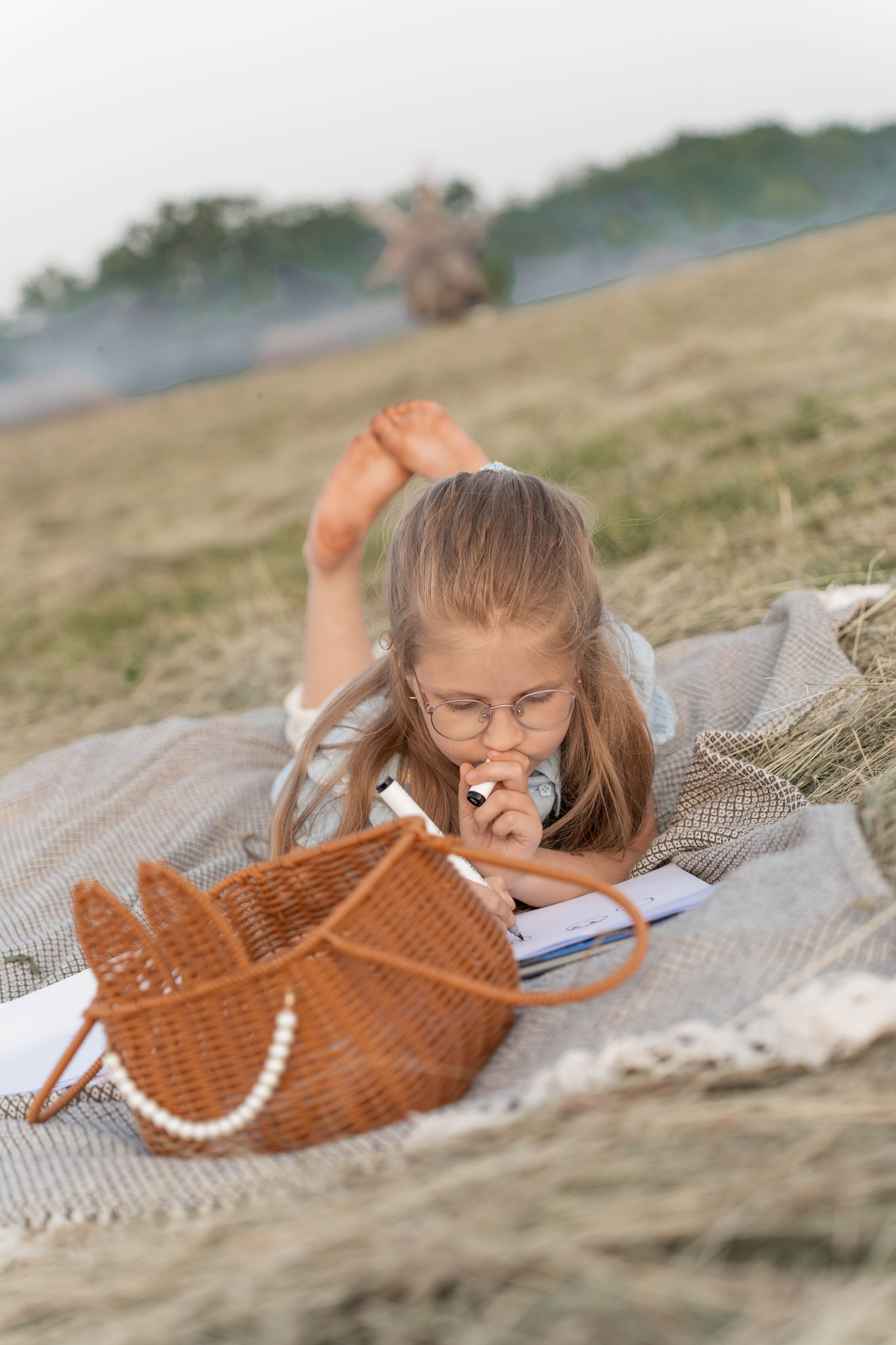Сімейна фотосесія в Пирогово мами з двома донями. Сімейний фотограф Київ Наталія Шкаврон