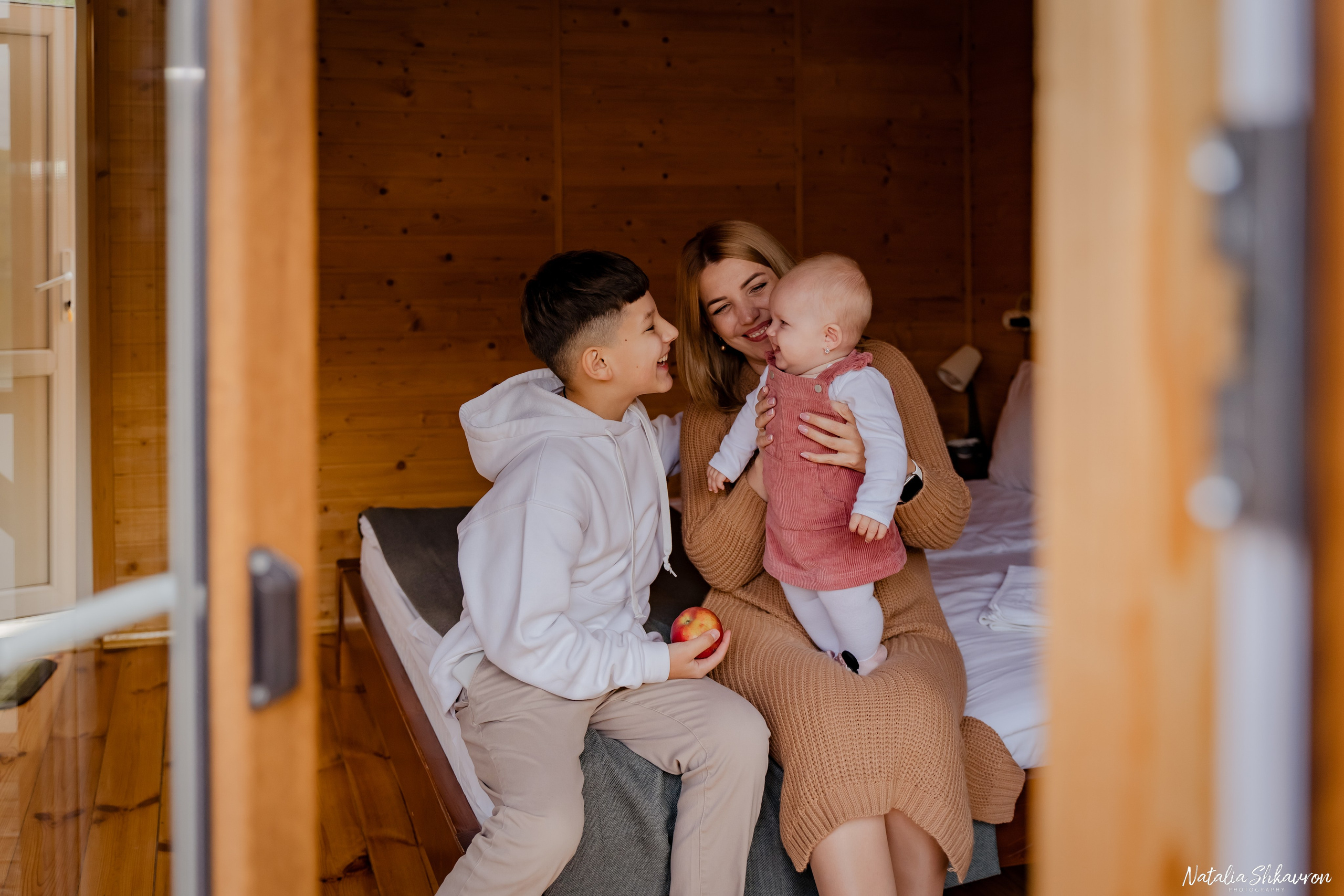 Сімейна фотосесія восени біля води. Family photographer in Kiev Natalia Shkavron