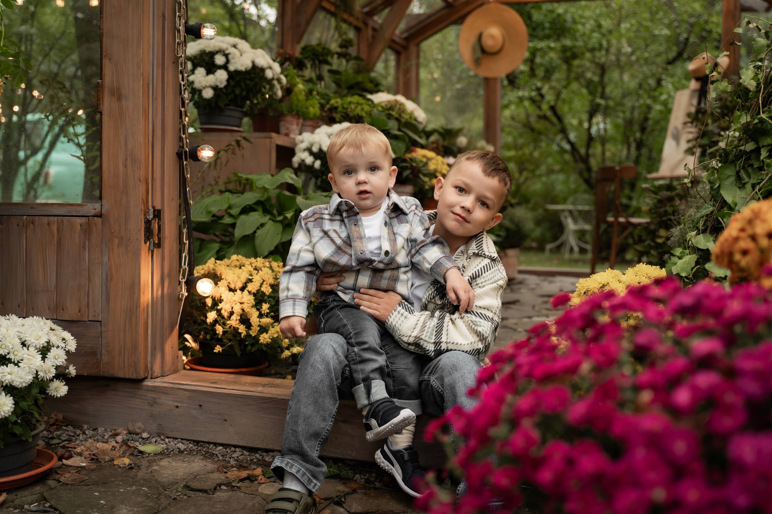 Сімейна фотосесія в саду. Сімейний фотограф Київ Наталія Шкаврон