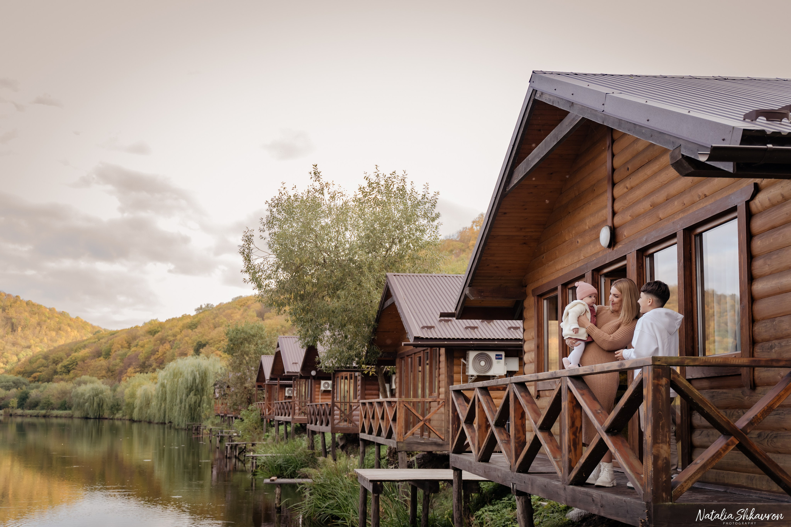 Сімейна фотосесія восени біля води. Family photographer in Kiev Natalia Shkavron