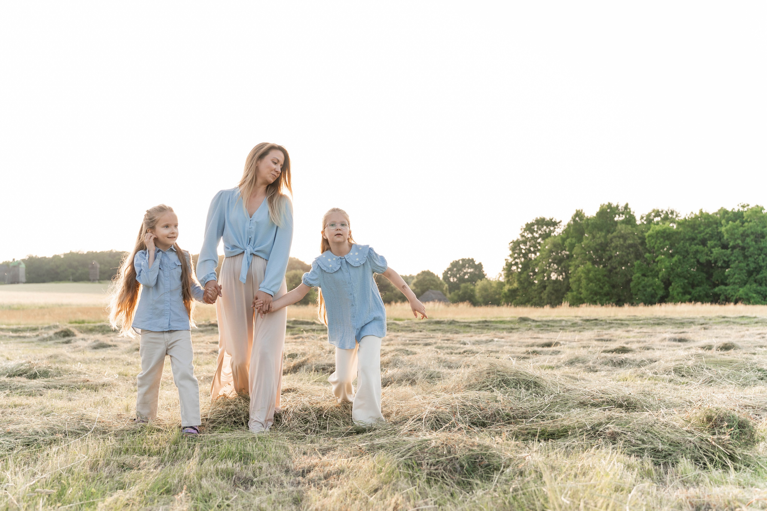Сімейна фотосесія в Пирогово мами з двома донями. Сімейний фотограф Київ Наталія Шкаврон