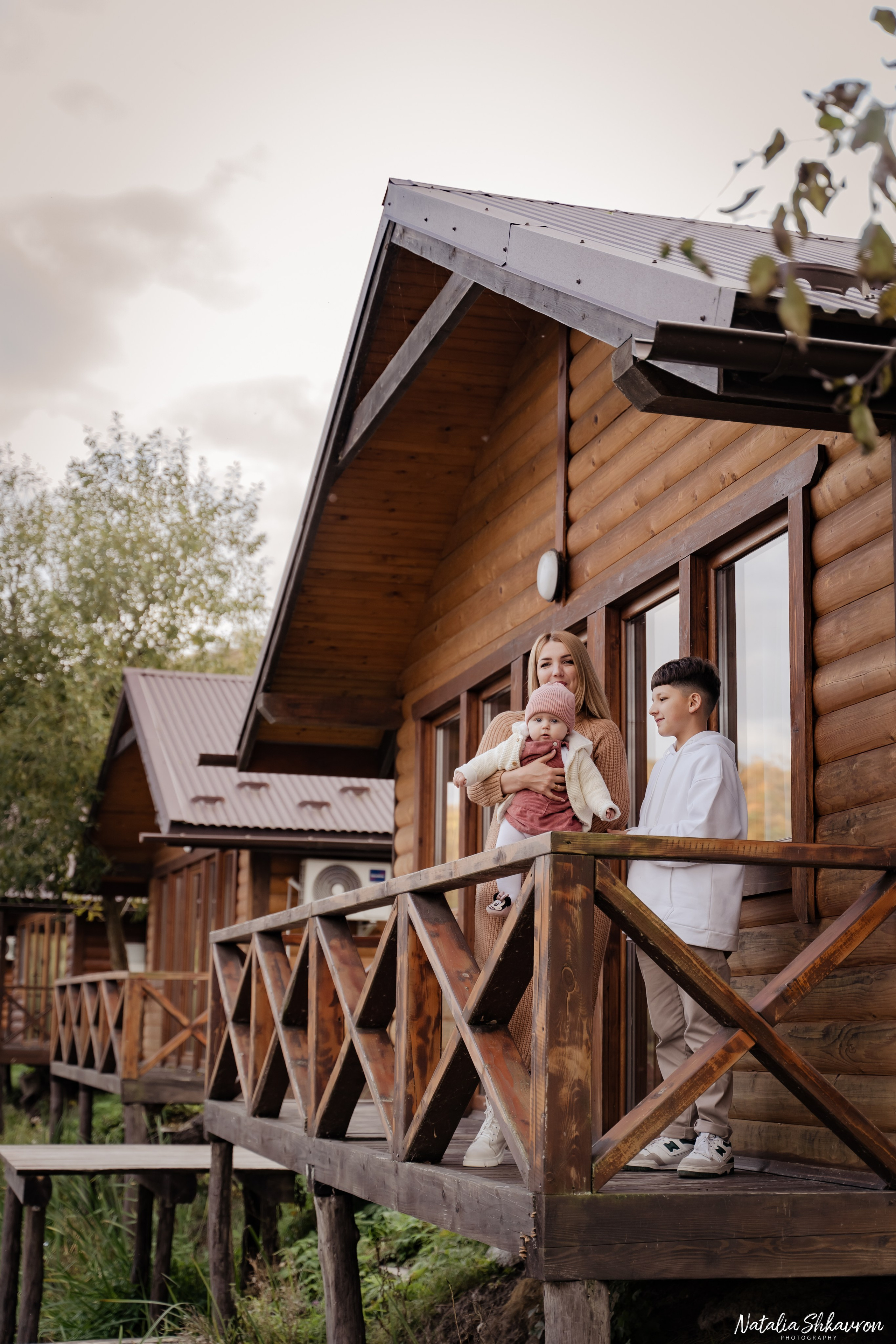 Сімейна фотосесія восени біля води. Family photographer in Kiev Natalia Shkavron