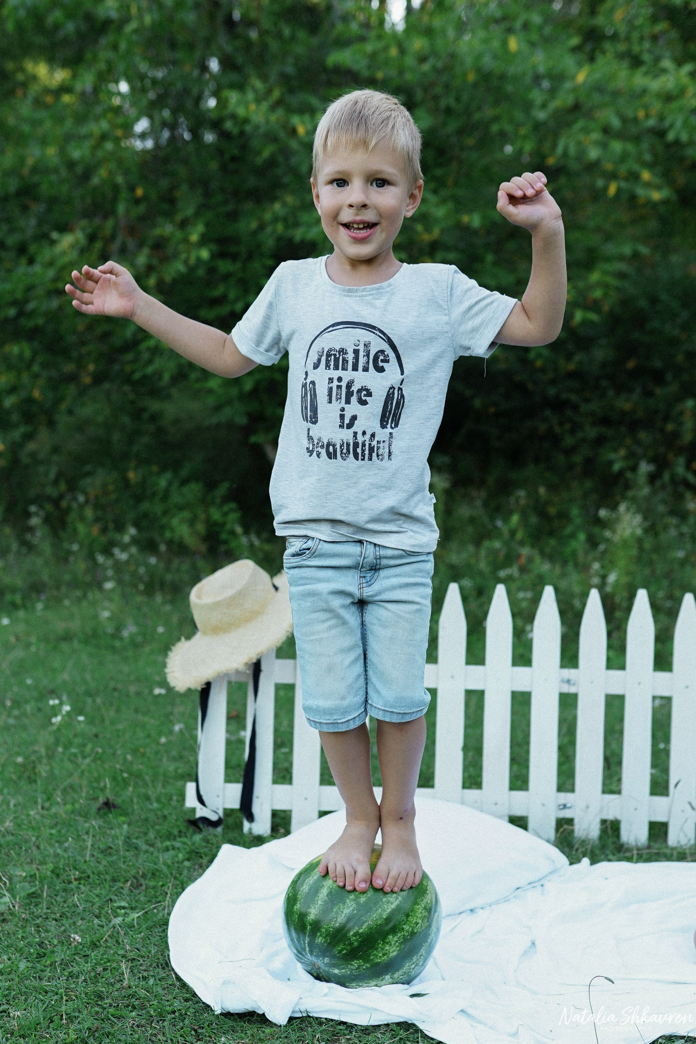 Сімейна фотосесія з кавунами. Family photographer in Kiev Natalia Shkavron