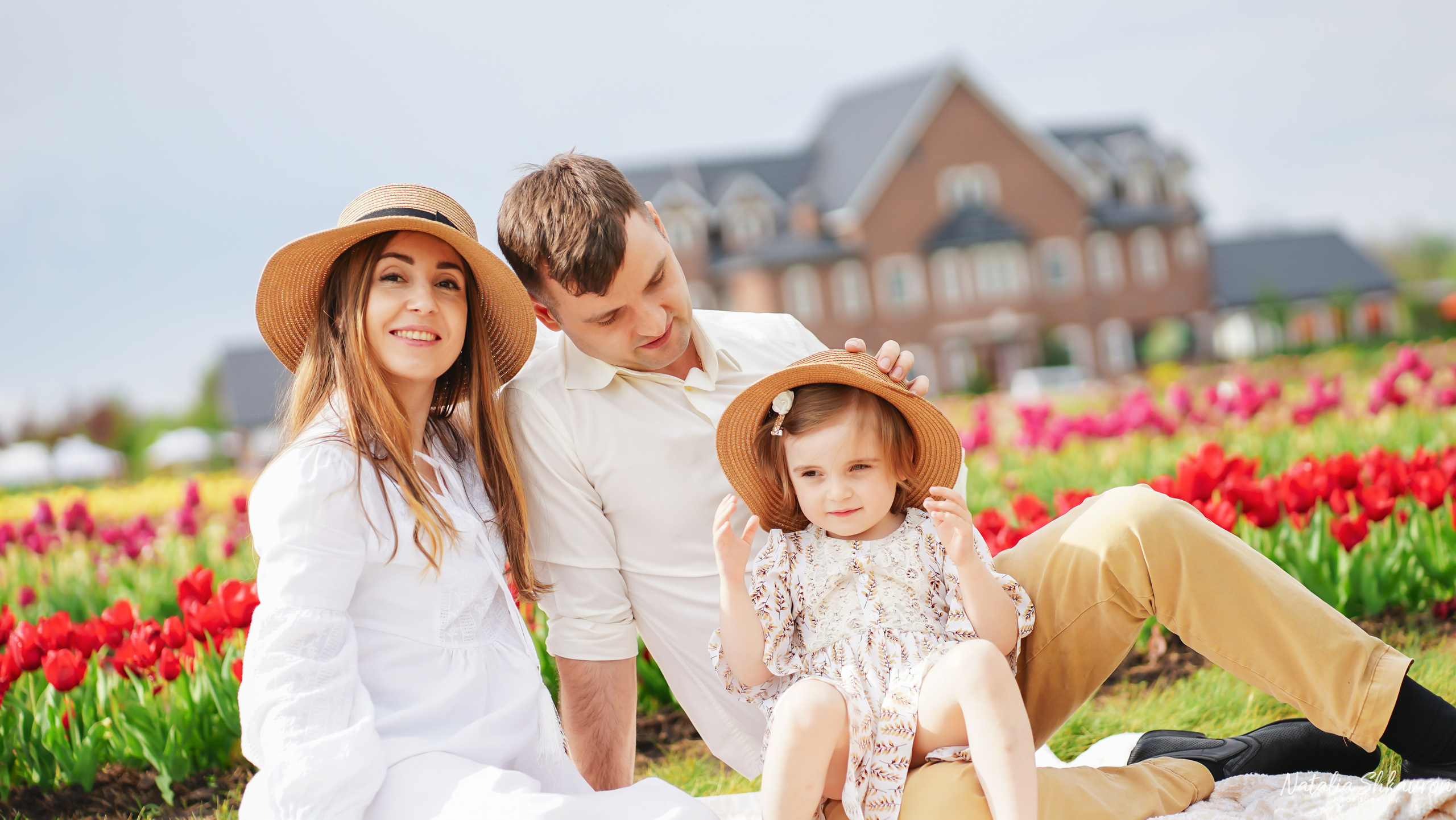 Сімейна фотосесія в тюльпанах. Сімейний фотограф Київ Наталія Шкаврон