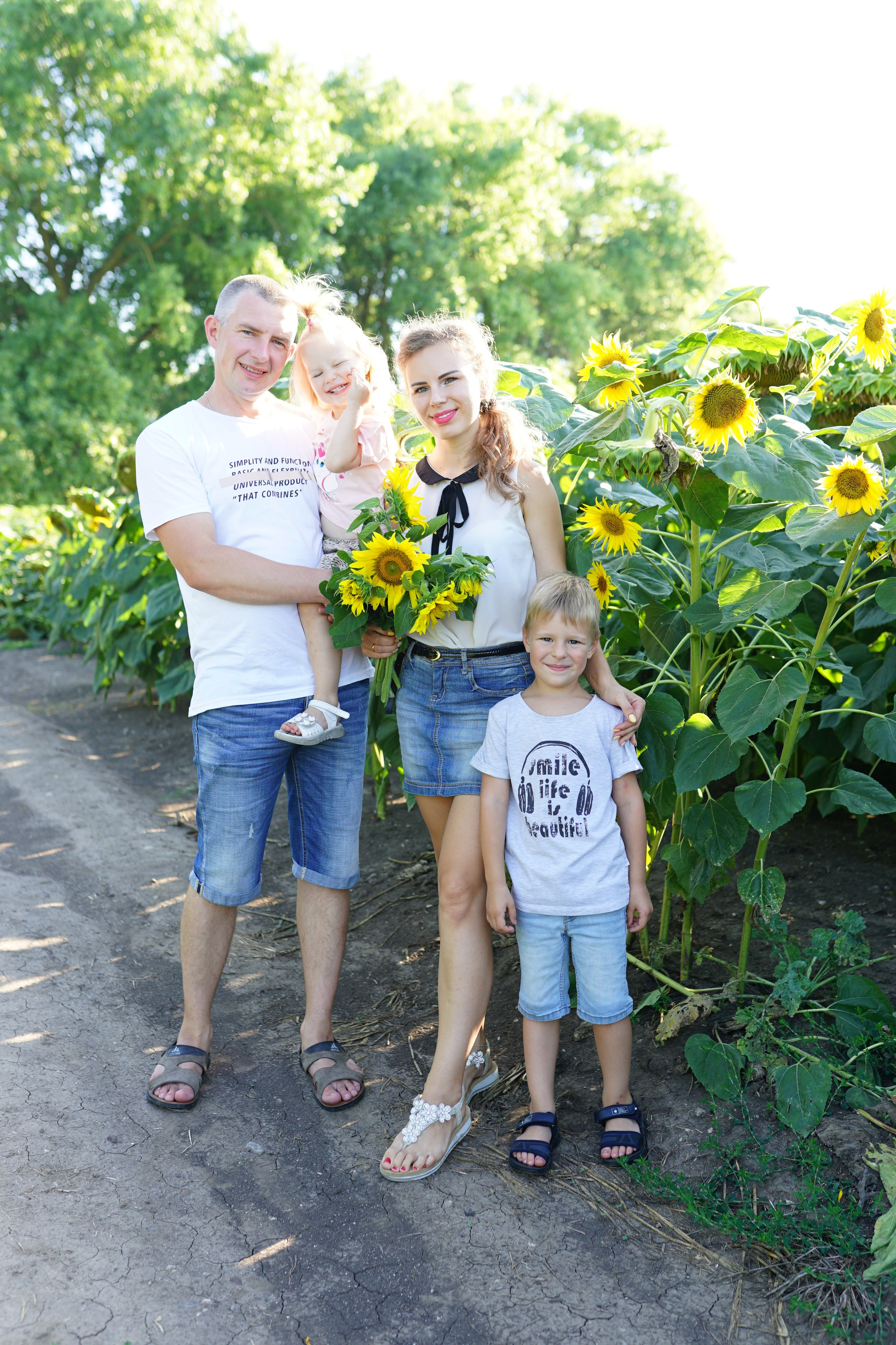 Сімейна фотосесія з кавунами. Family photographer in Kiev Natalia Shkavron