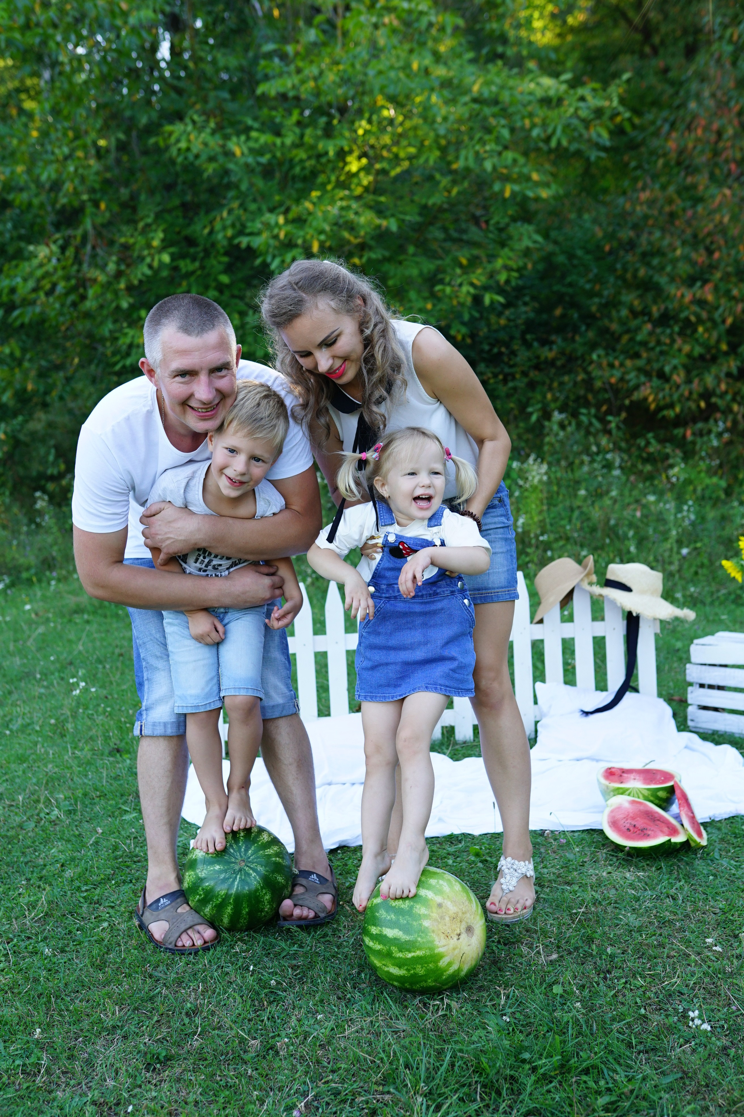 Сімейна фотосесія з кавунами. Family photographer in Kiev Natalia Shkavron