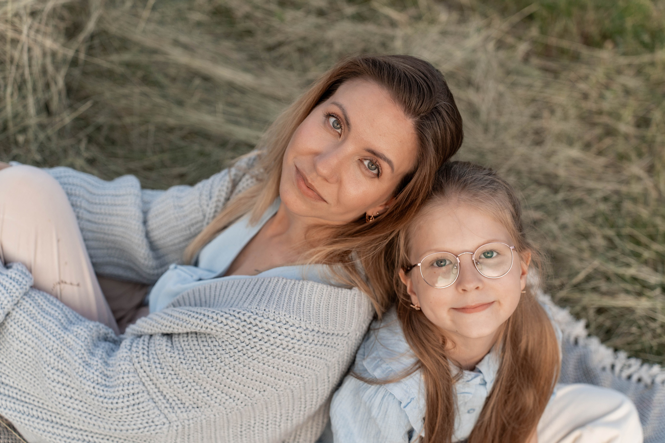 Сімейна фотосесія в Пирогово мами з двома донями. Сімейний фотограф Київ Наталія Шкаврон