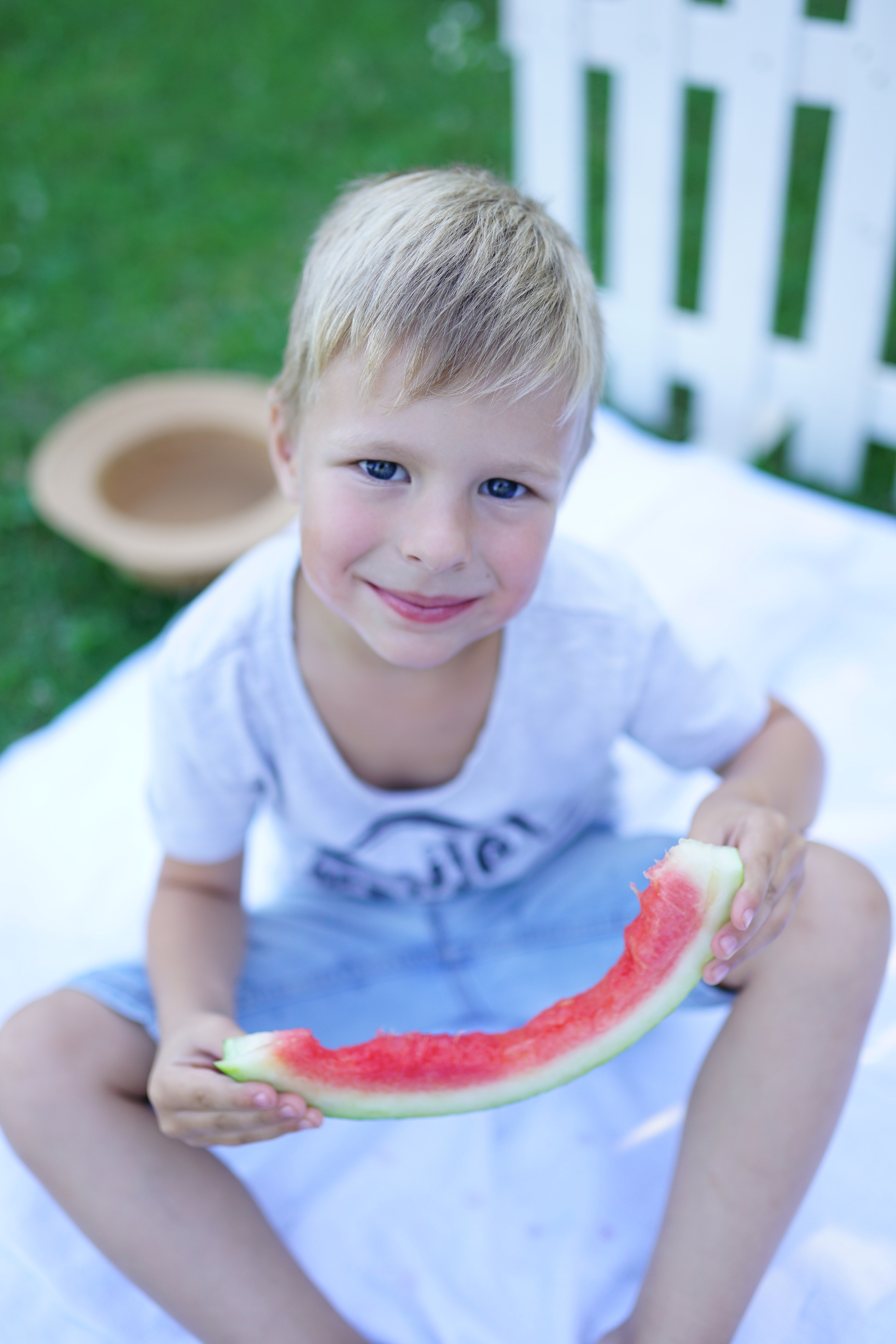 Сімейна фотосесія з кавунами. Family photographer in Kiev Natalia Shkavron