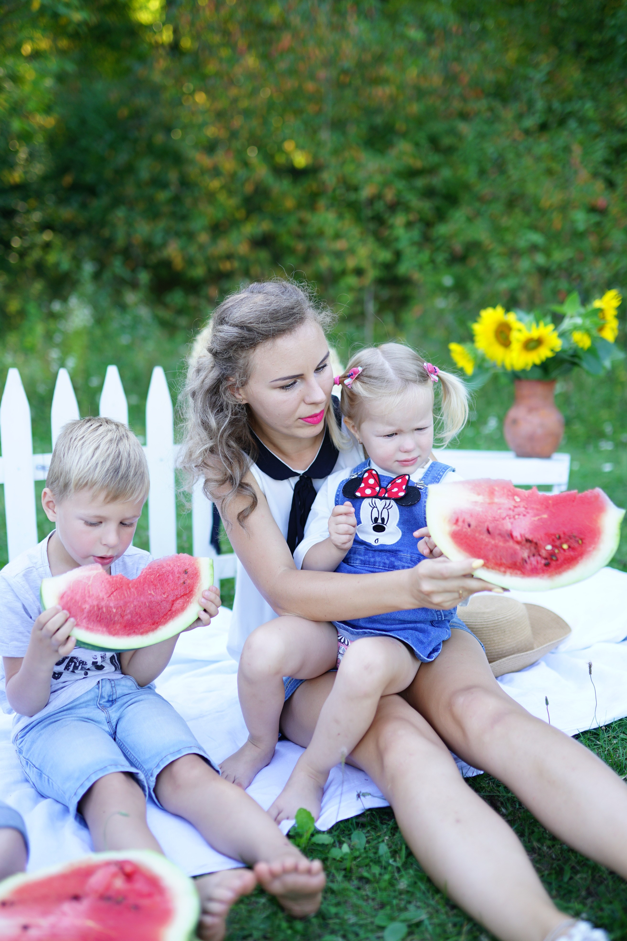 Сімейна фотосесія з кавунами. Family photographer in Kiev Natalia Shkavron