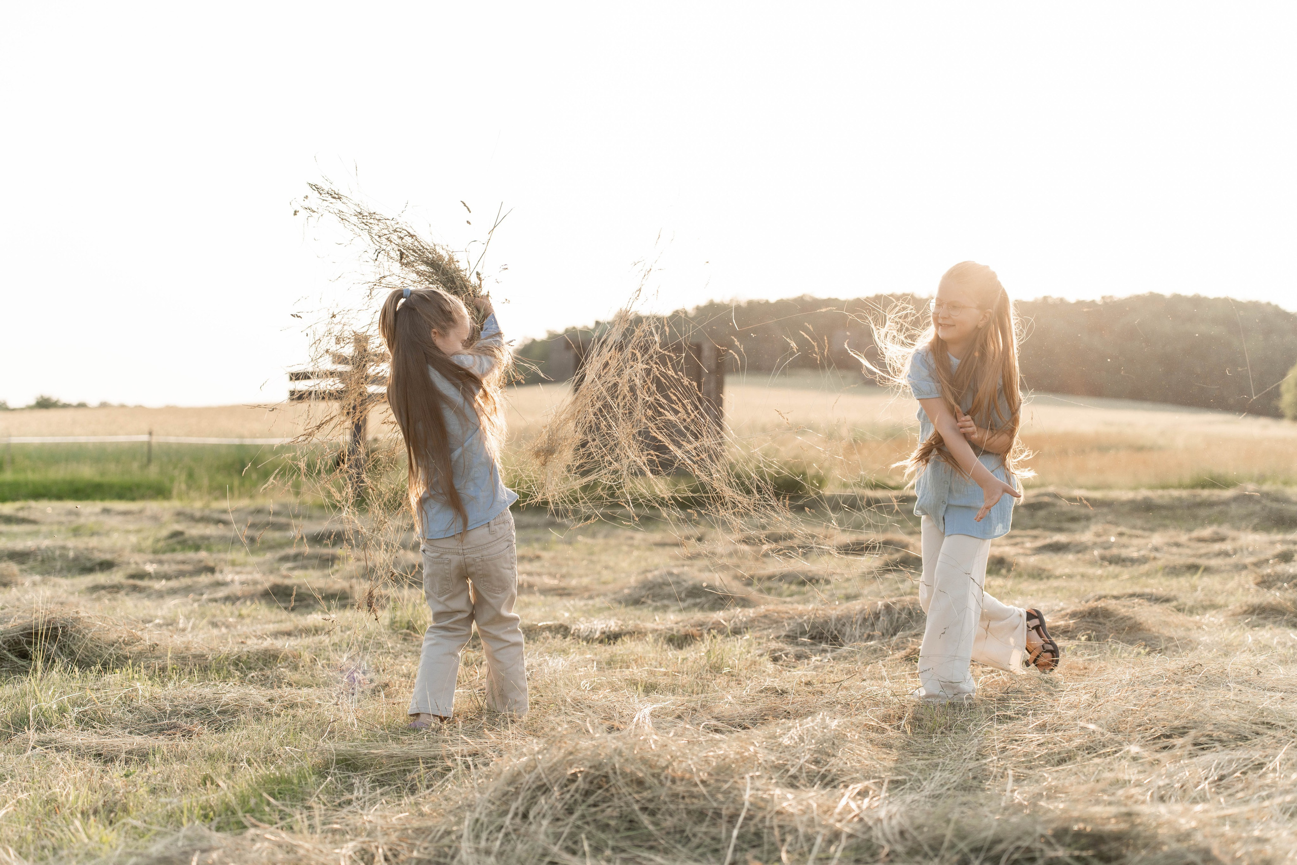 Сімейна фотосесія в Пирогово мами з двома донями. Сімейний фотограф Київ Наталія Шкаврон