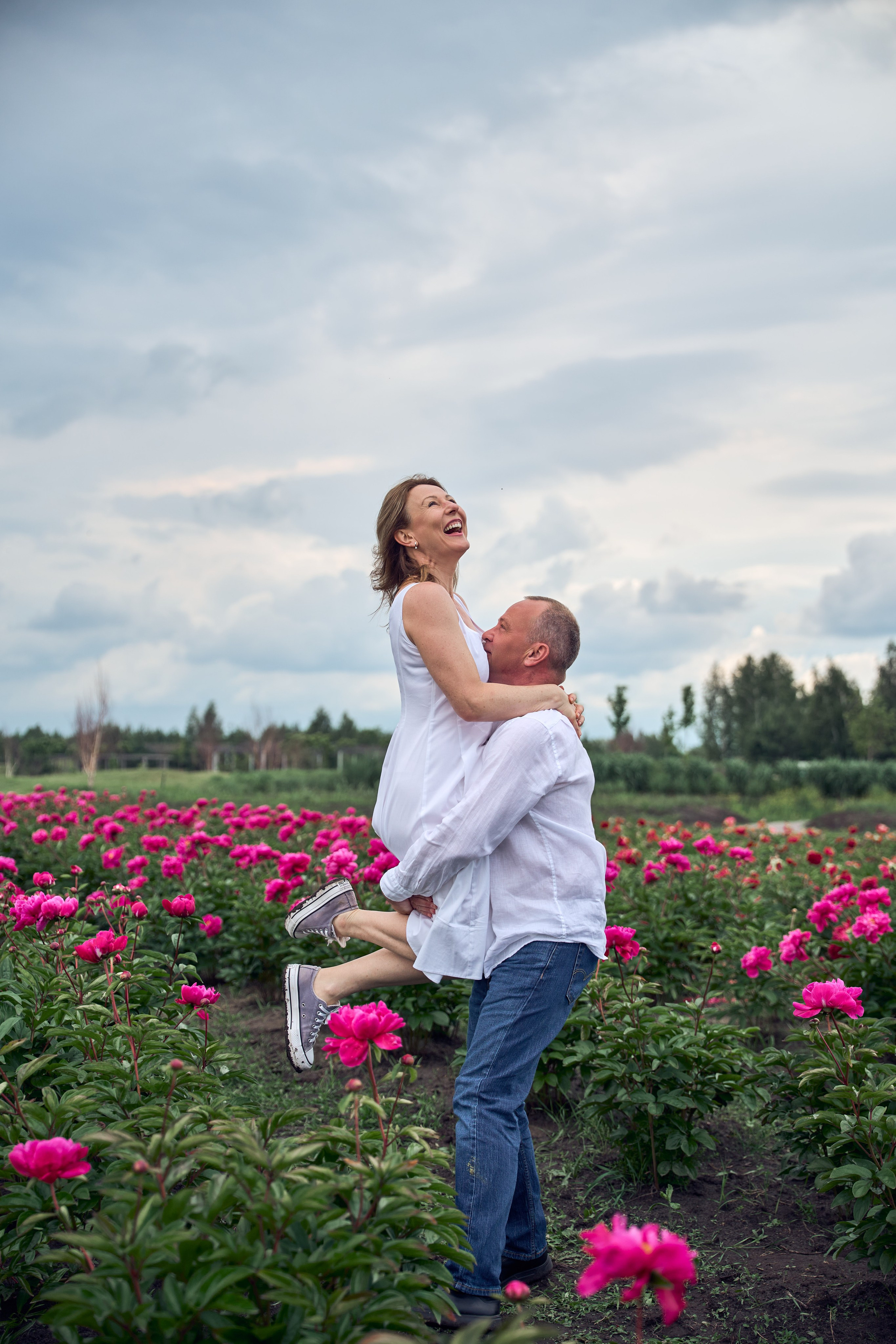 Сімейна фотосесія з піонами у Добропарку. Family photographer in Kiev Natalia Shkavron