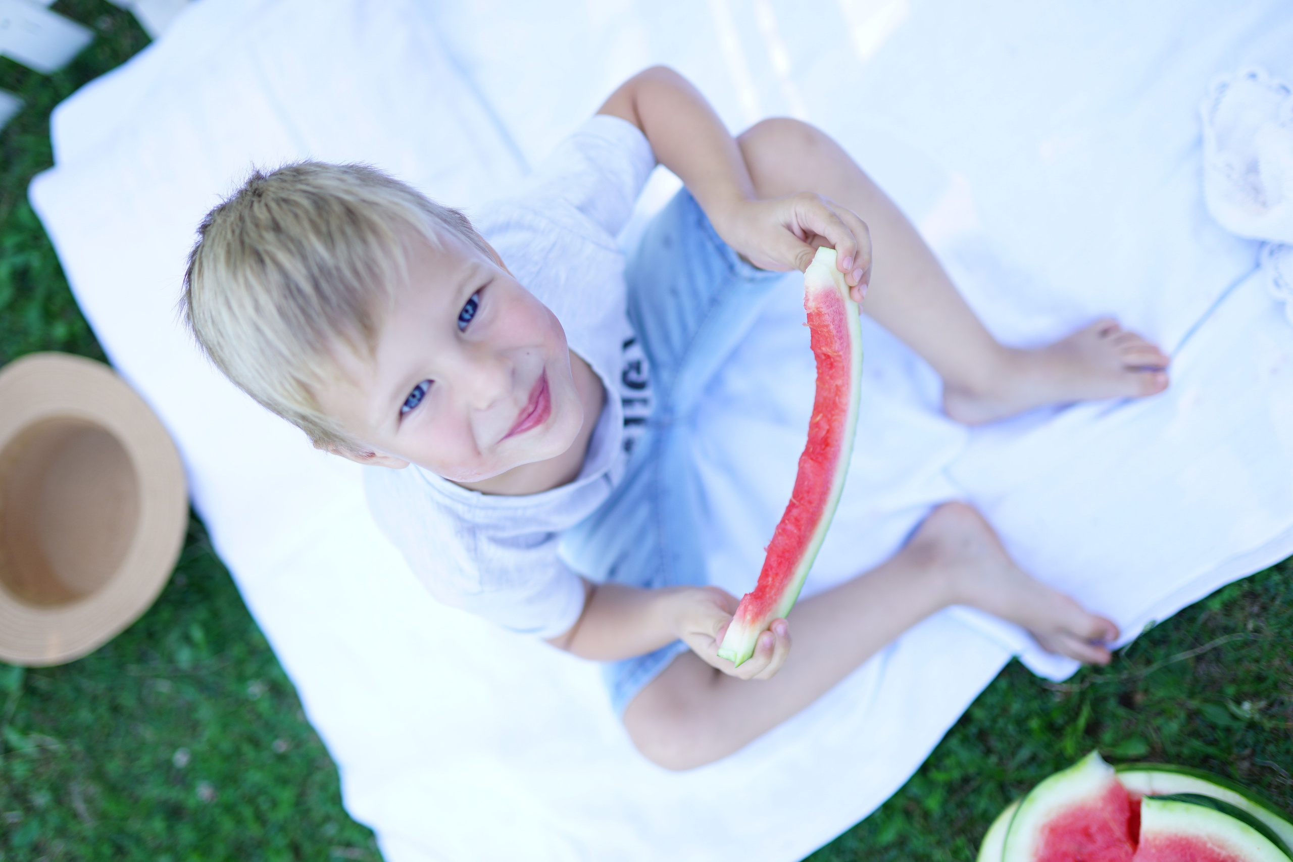 Сімейна фотосесія з кавунами. Family photographer in Kiev Natalia Shkavron