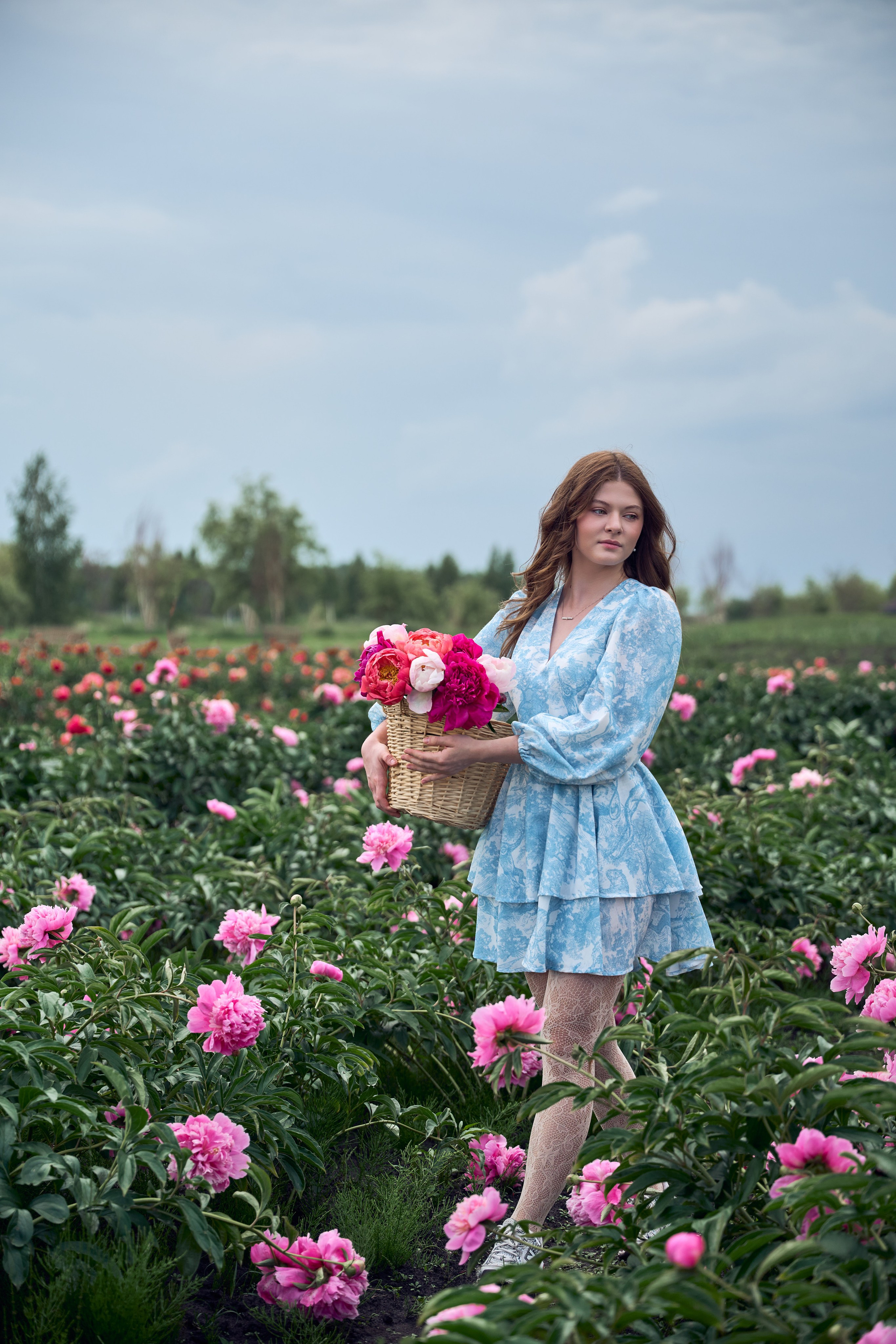 Сімейна фотосесія з піонами у Добропарку. Family photographer in Kiev Natalia Shkavron