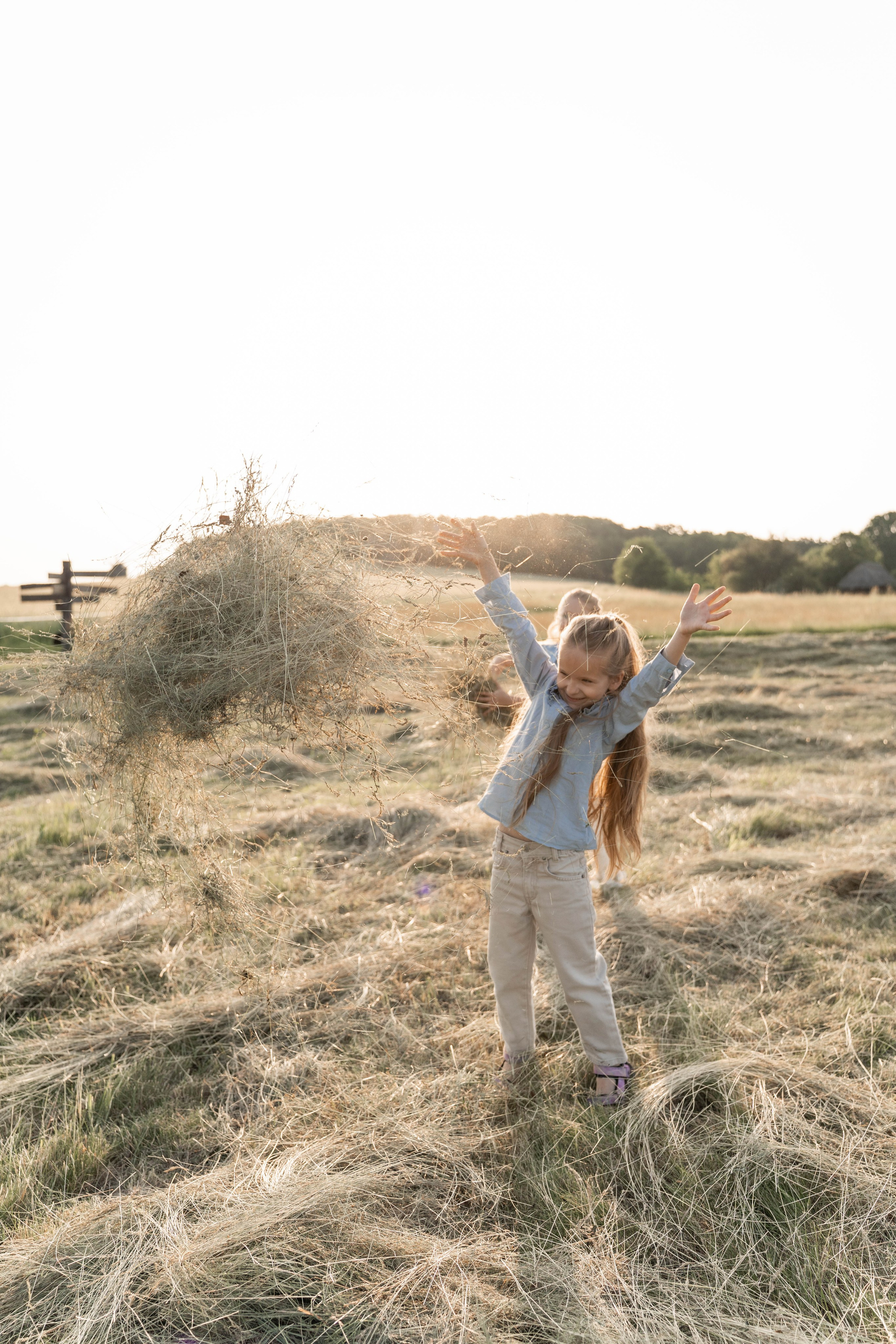 Сімейна фотосесія в Пирогово мами з двома донями. Сімейний фотограф Київ Наталія Шкаврон