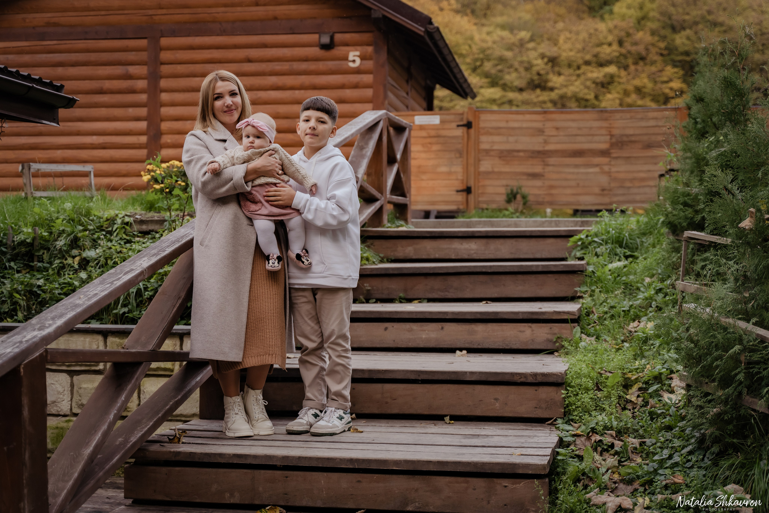 Сімейна фотосесія восени біля води. Family photographer in Kiev Natalia Shkavron