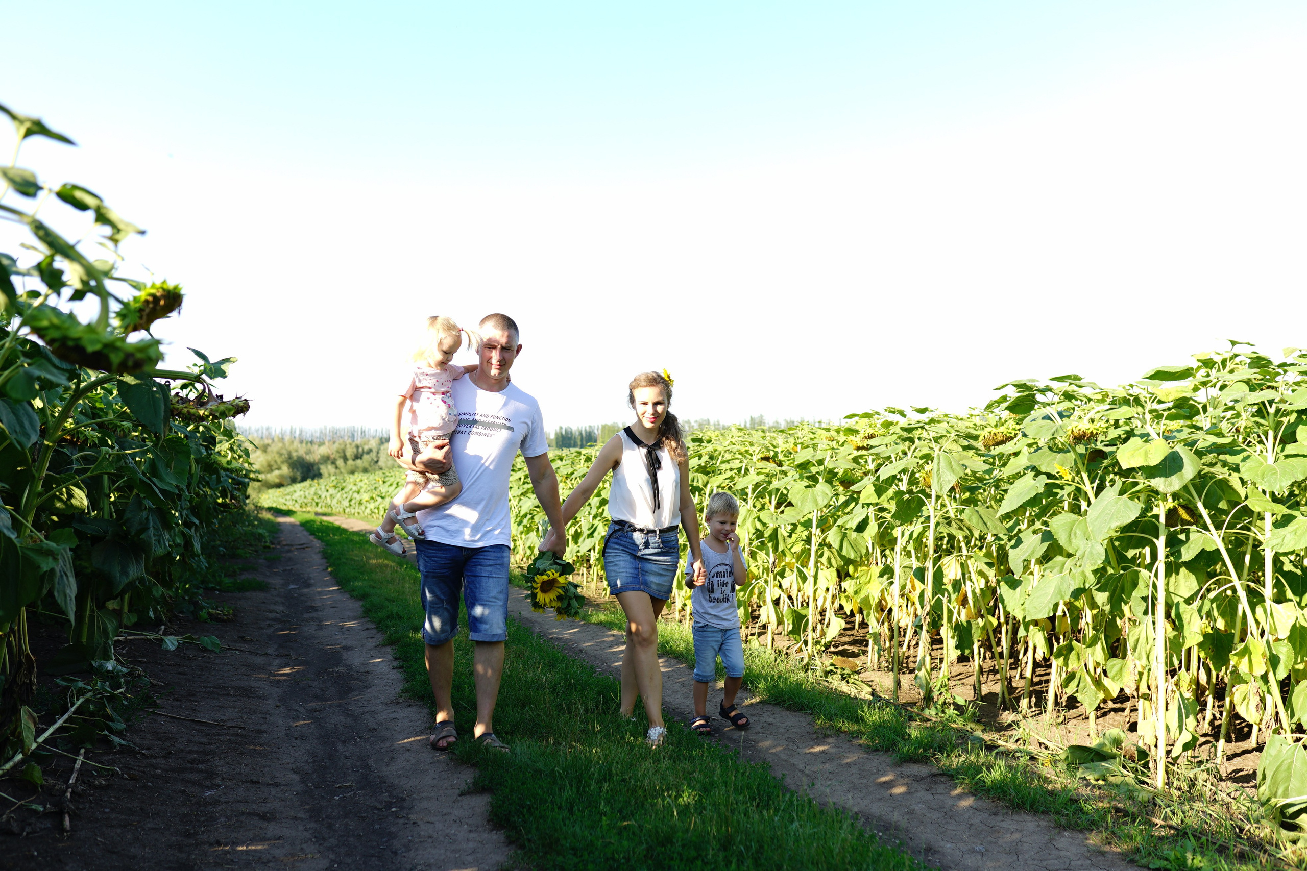 Сімейна фотосесія з кавунами. Family photographer in Kiev Natalia Shkavron