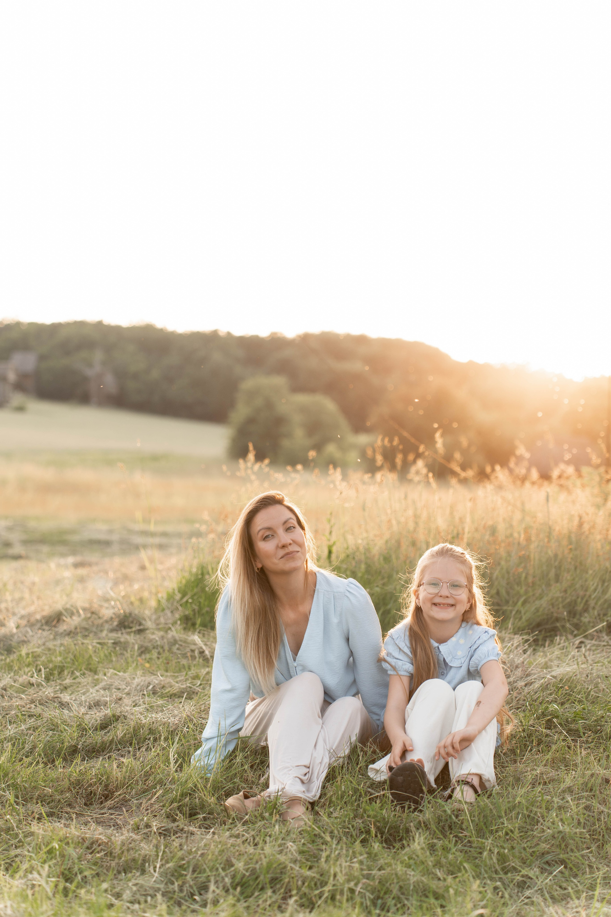 Сімейна фотосесія в Пирогово мами з двома донями. Сімейний фотограф Київ Наталія Шкаврон
