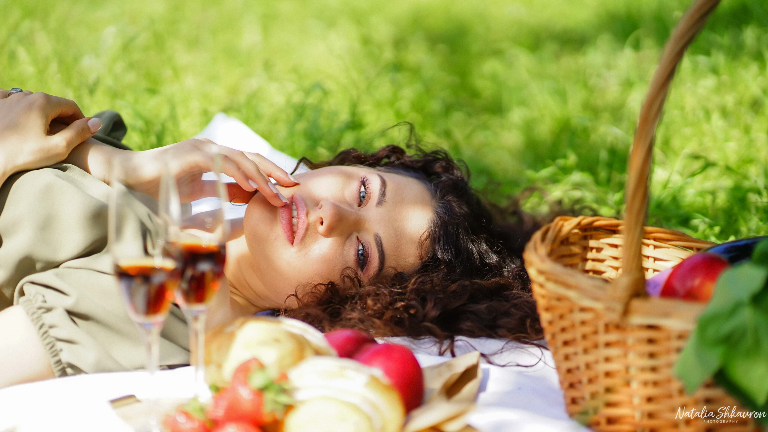 Полуничний фотопікнік 2021. Сімейний фотограф Київ Наталія Шкаврон
