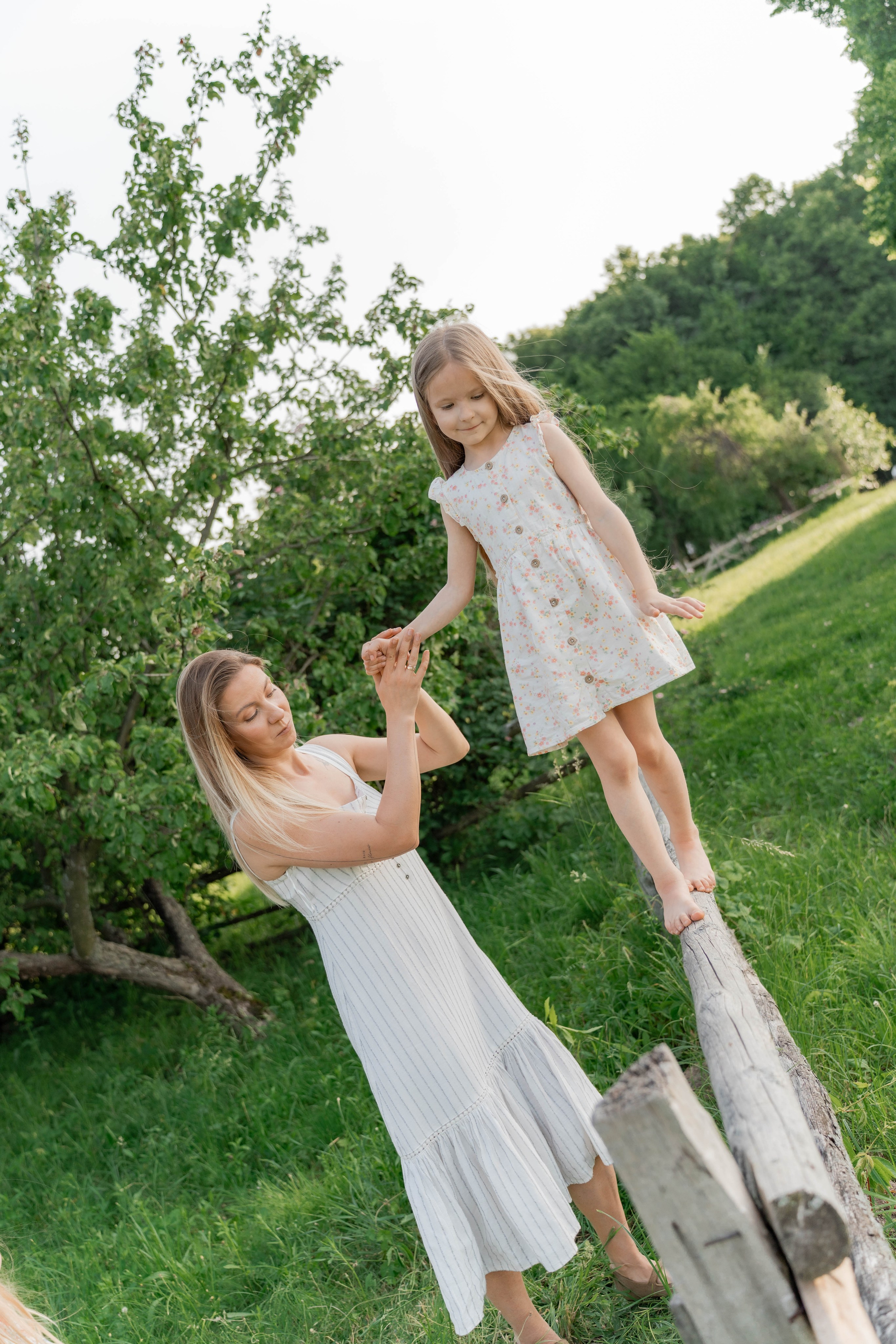 Сімейна фотосесія в Пирогово мами з двома донями. Сімейний фотограф Київ Наталія Шкаврон