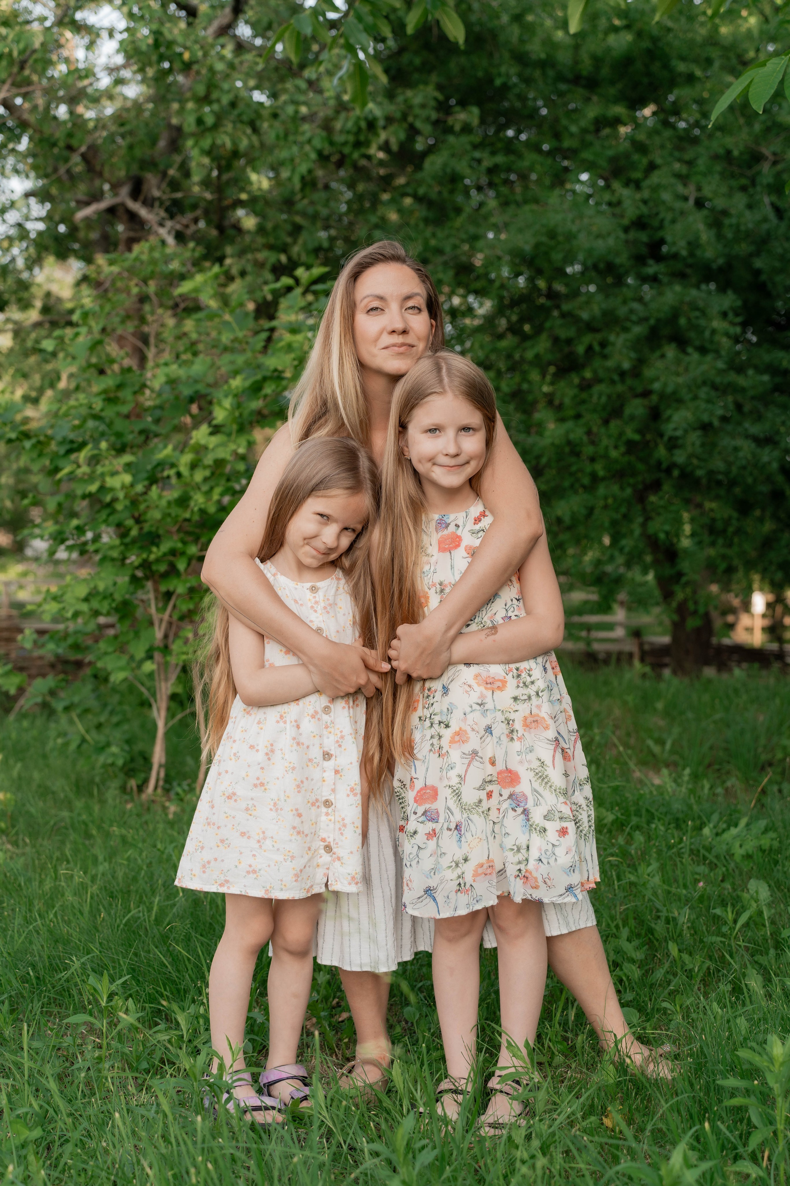 Сімейна фотосесія в Пирогово мами з двома донями. Сімейний фотограф Київ Наталія Шкаврон