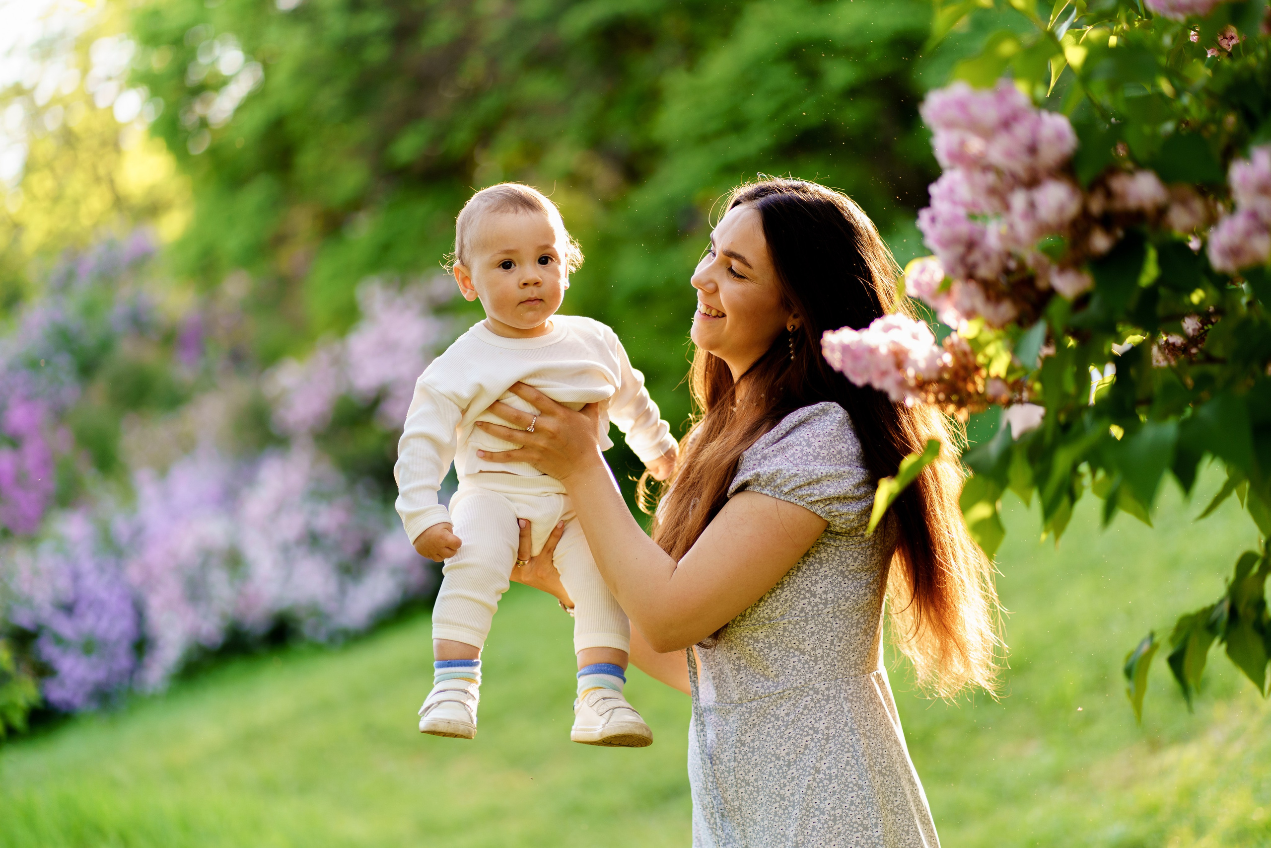 Сімейна фотосесія в бузку Київ. Сімейний фотограф Київ Наталія Шкаврон