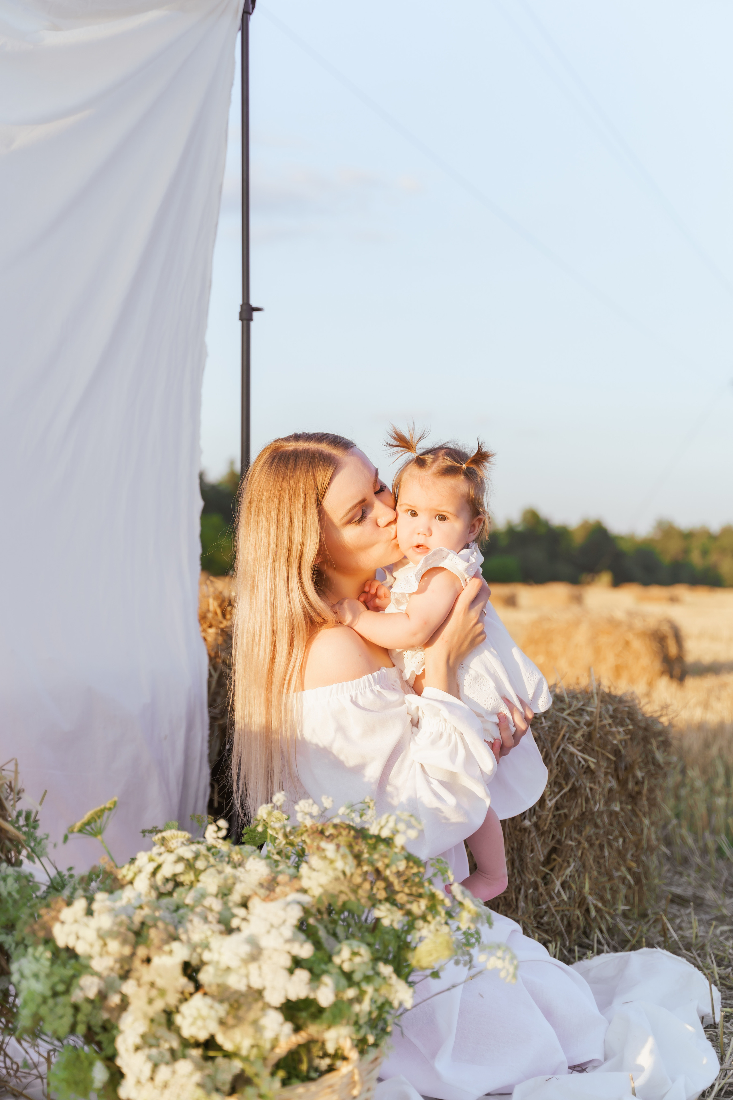 Фотосесія мама та доня в полі з тюками соломи. Сімейний фотограф Київ Наталія Шкаврон
