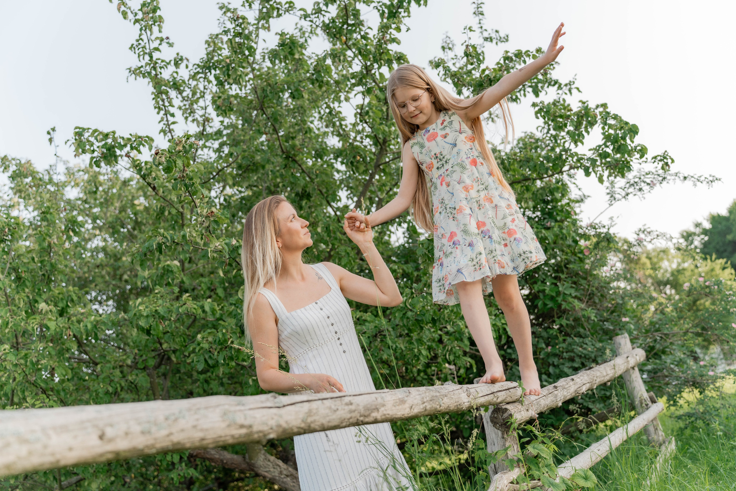 Сімейна фотосесія в Пирогово мами з двома донями. Сімейний фотограф Київ Наталія Шкаврон