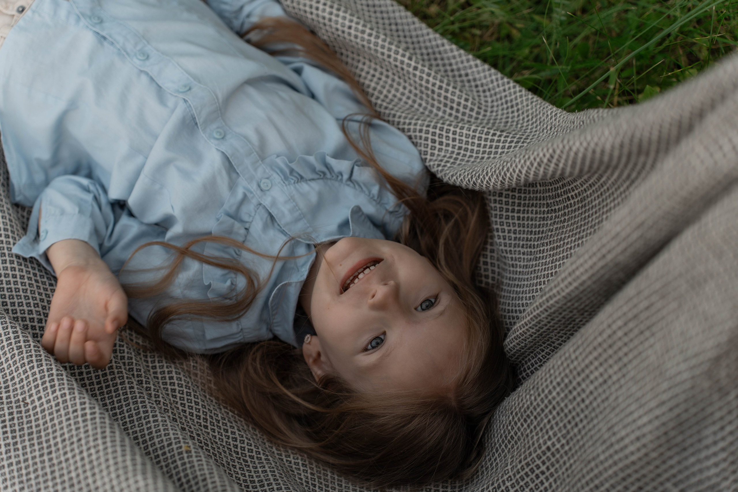 Сімейна фотосесія в Пирогово мами з двома донями. Сімейний фотограф Київ Наталія Шкаврон