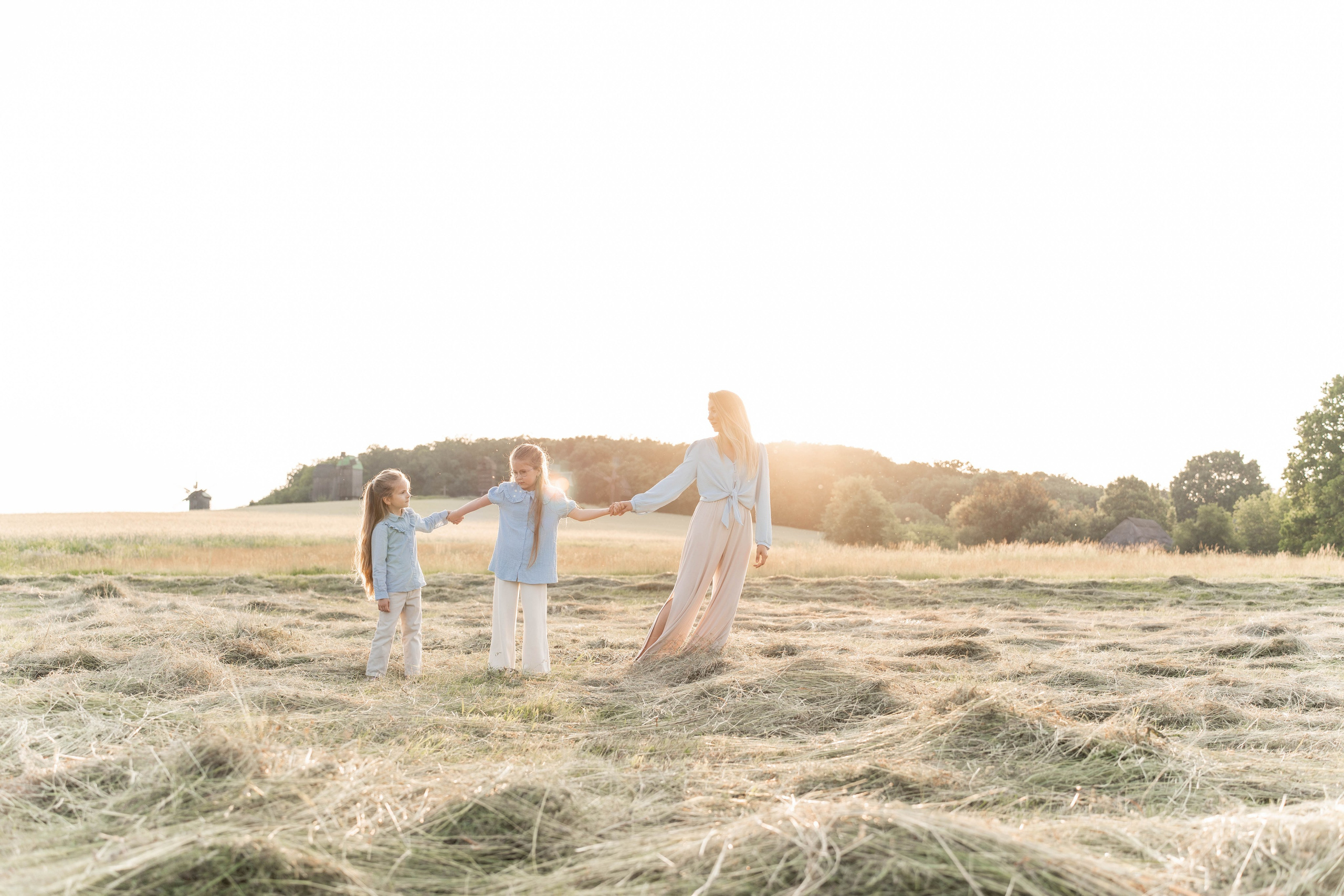 Сімейна фотосесія в Пирогово мами з двома донями. Сімейний фотограф Київ Наталія Шкаврон