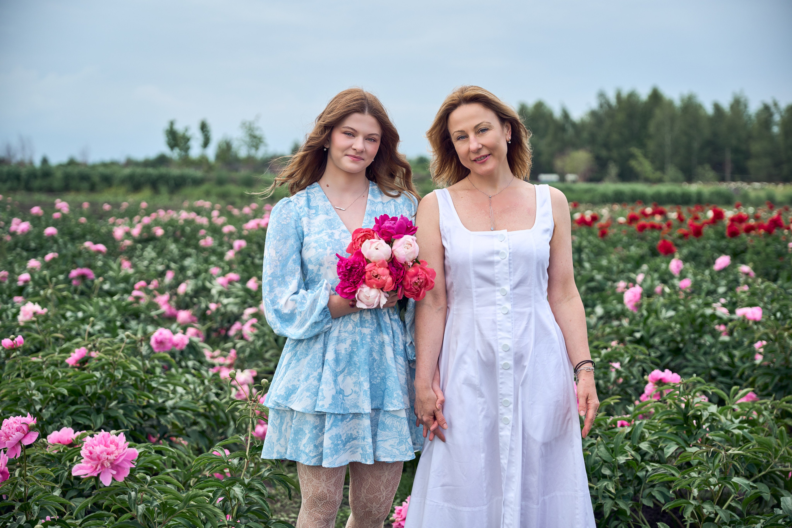 Сімейна фотосесія з піонами у Добропарку. Family photographer in Kiev Natalia Shkavron