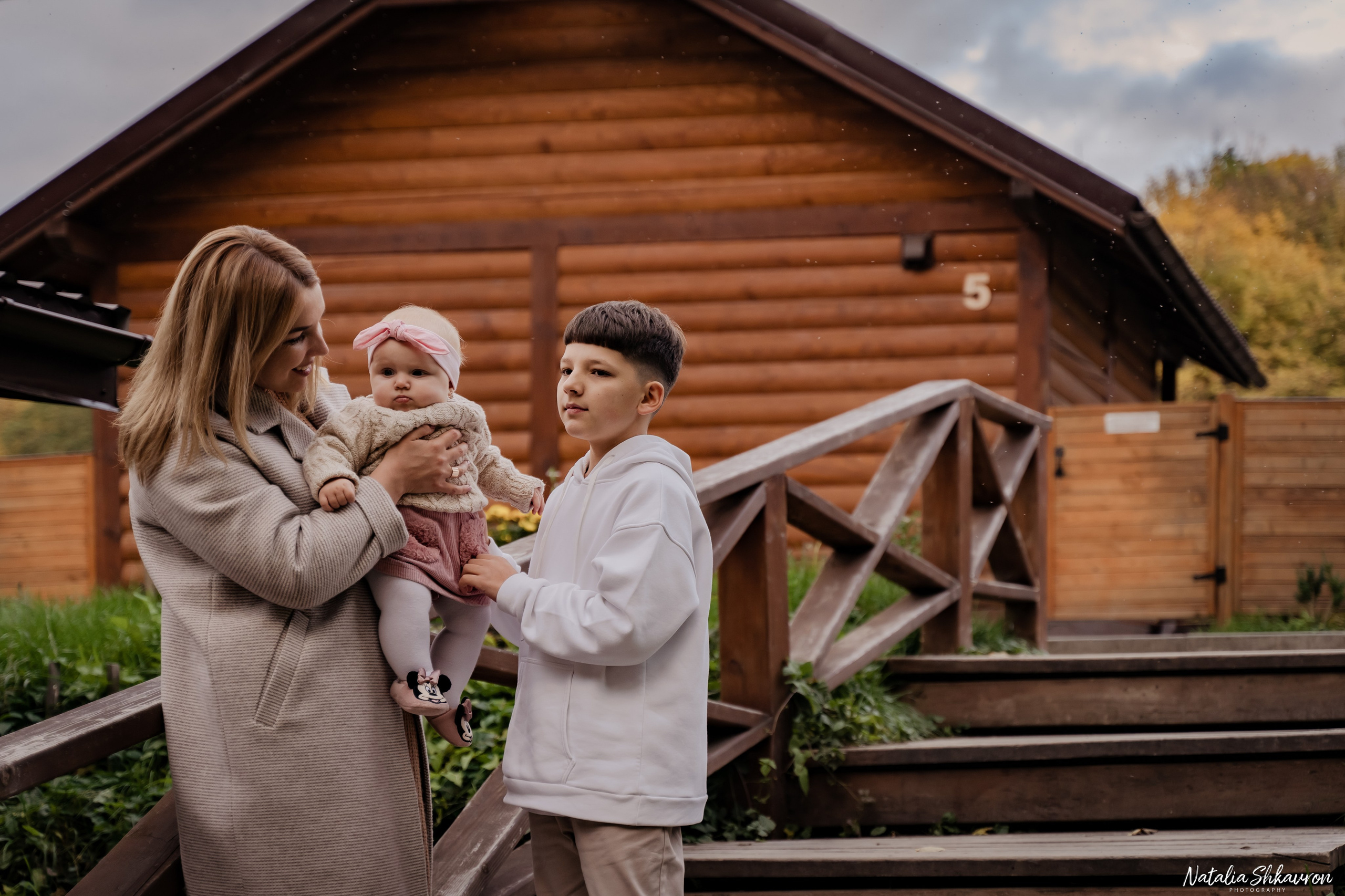 Сімейна фотосесія восени біля води. Family photographer in Kiev Natalia Shkavron
