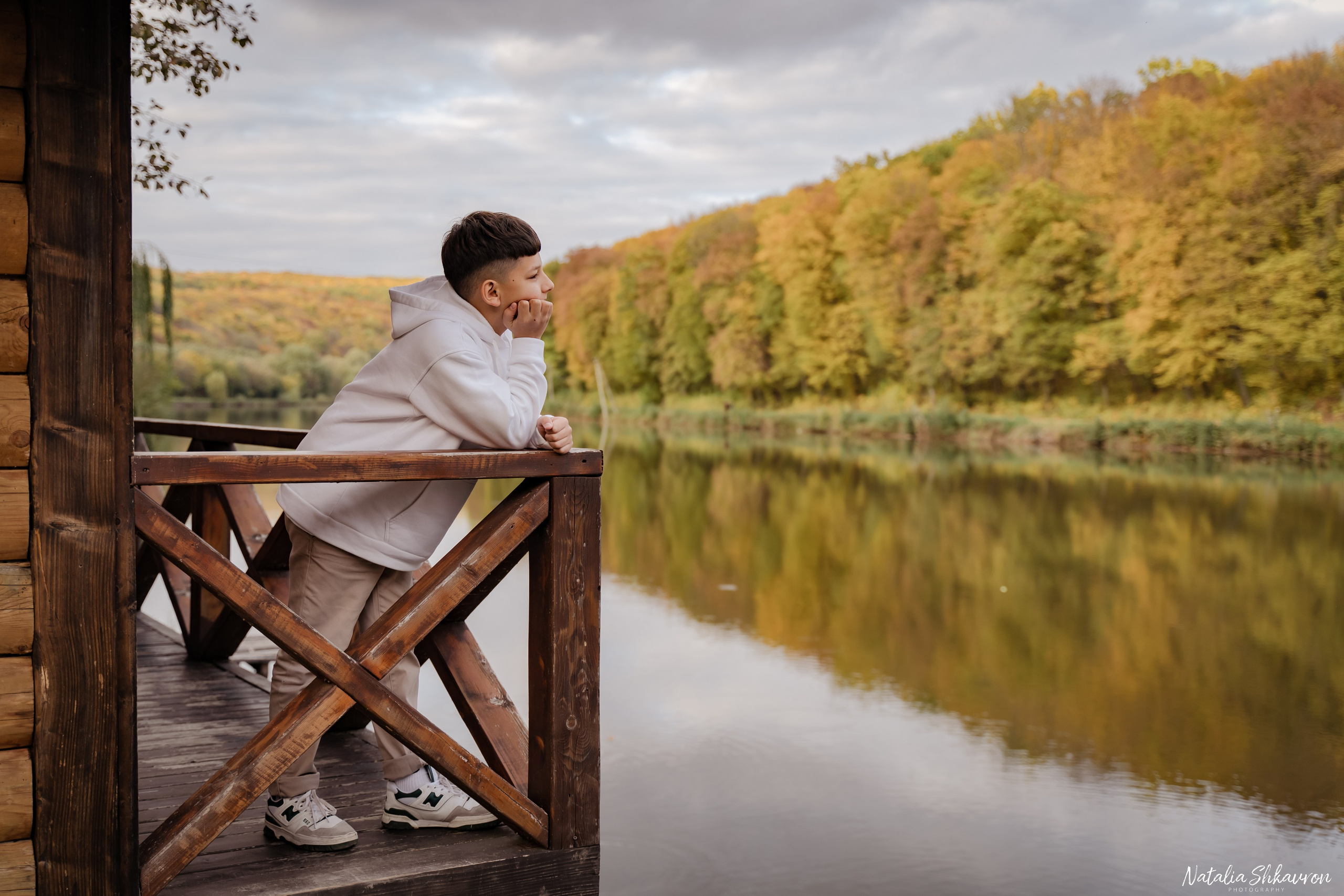 Сімейна фотосесія восени біля води. Family photographer in Kiev Natalia Shkavron