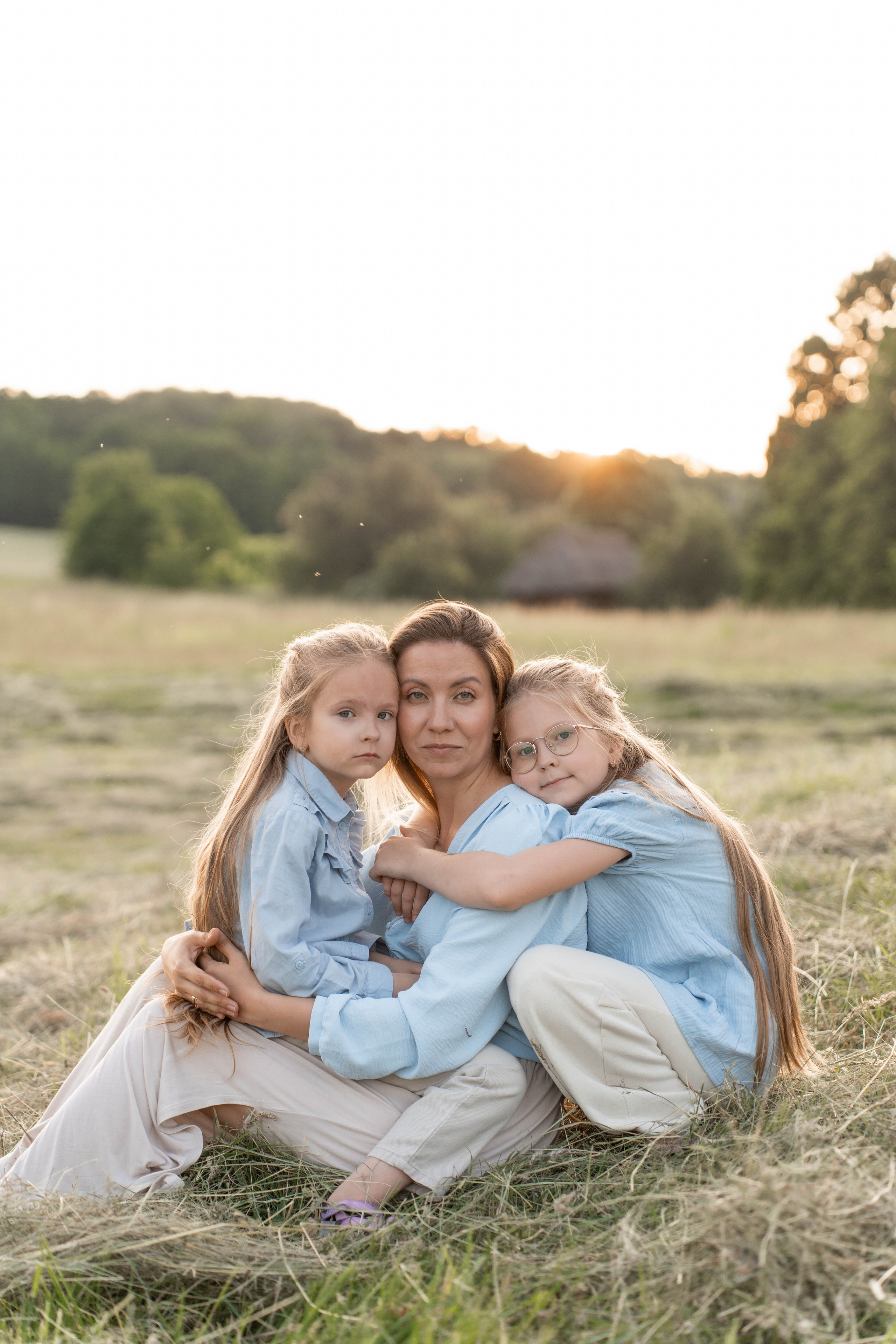 Сімейна фотосесія в Пирогово мами з двома донями. Сімейний фотограф Київ Наталія Шкаврон