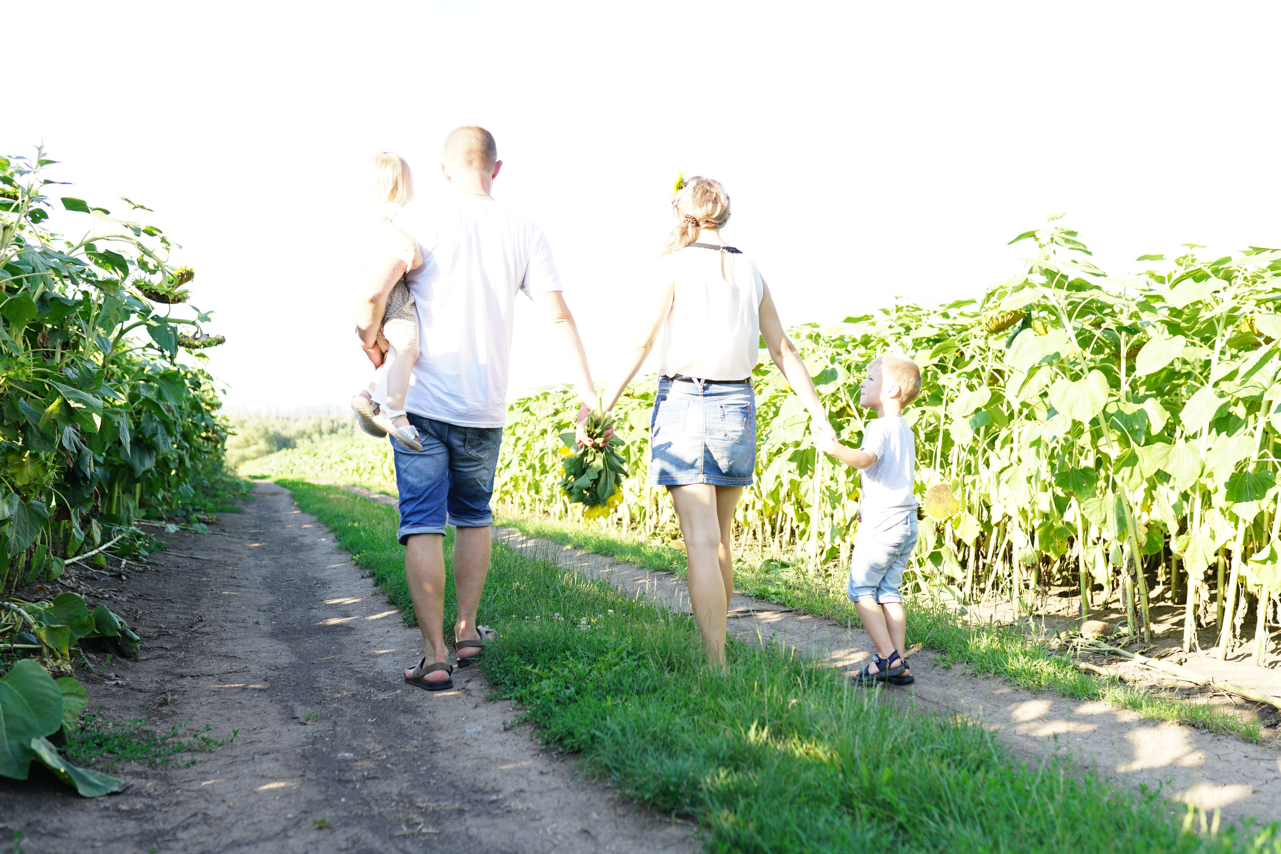 Сімейна фотосесія з кавунами. Family photographer in Kiev Natalia Shkavron