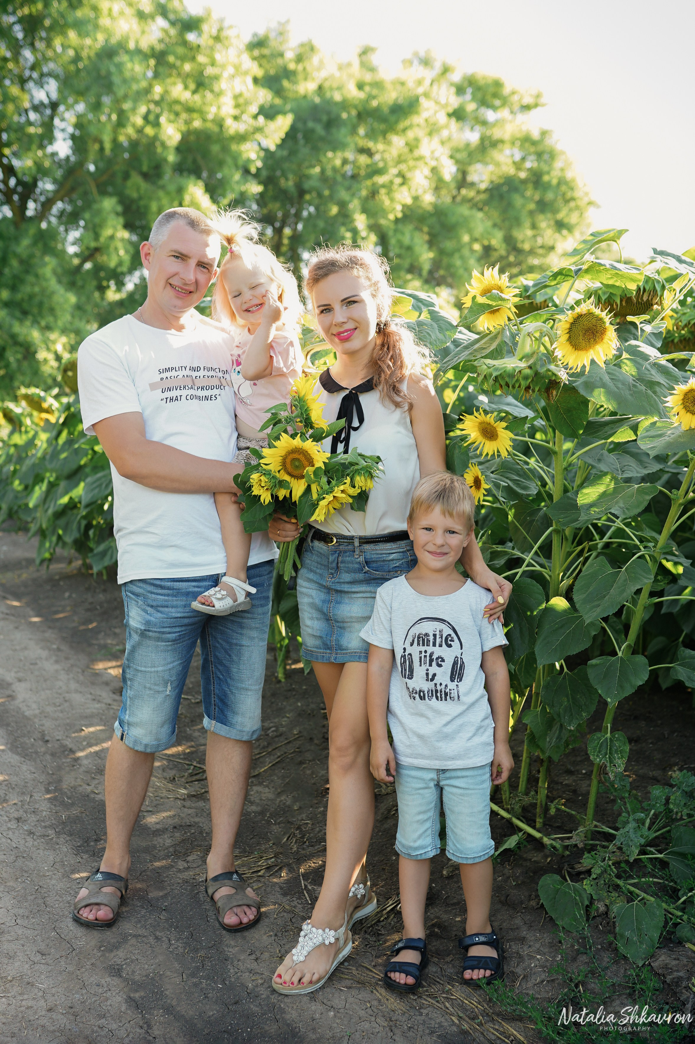 Сімейна фотосесія з кавунами. Family photographer in Kiev Natalia Shkavron