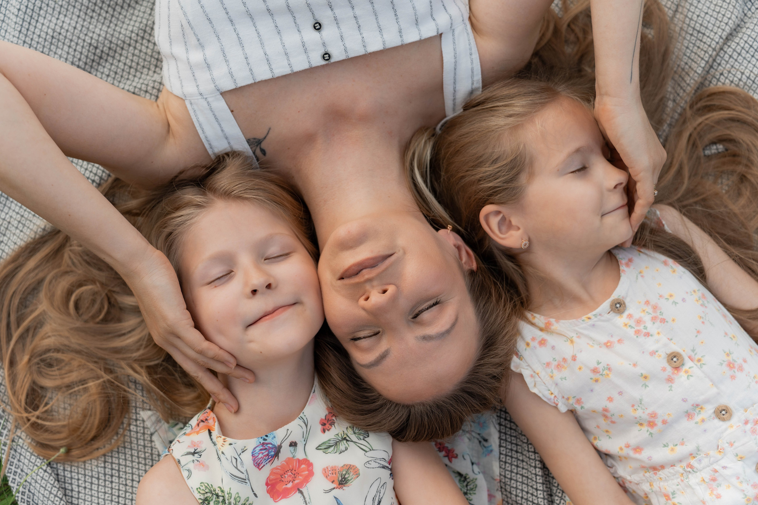 Сімейна фотосесія в Пирогово мами з двома донями. Сімейний фотограф Київ Наталія Шкаврон