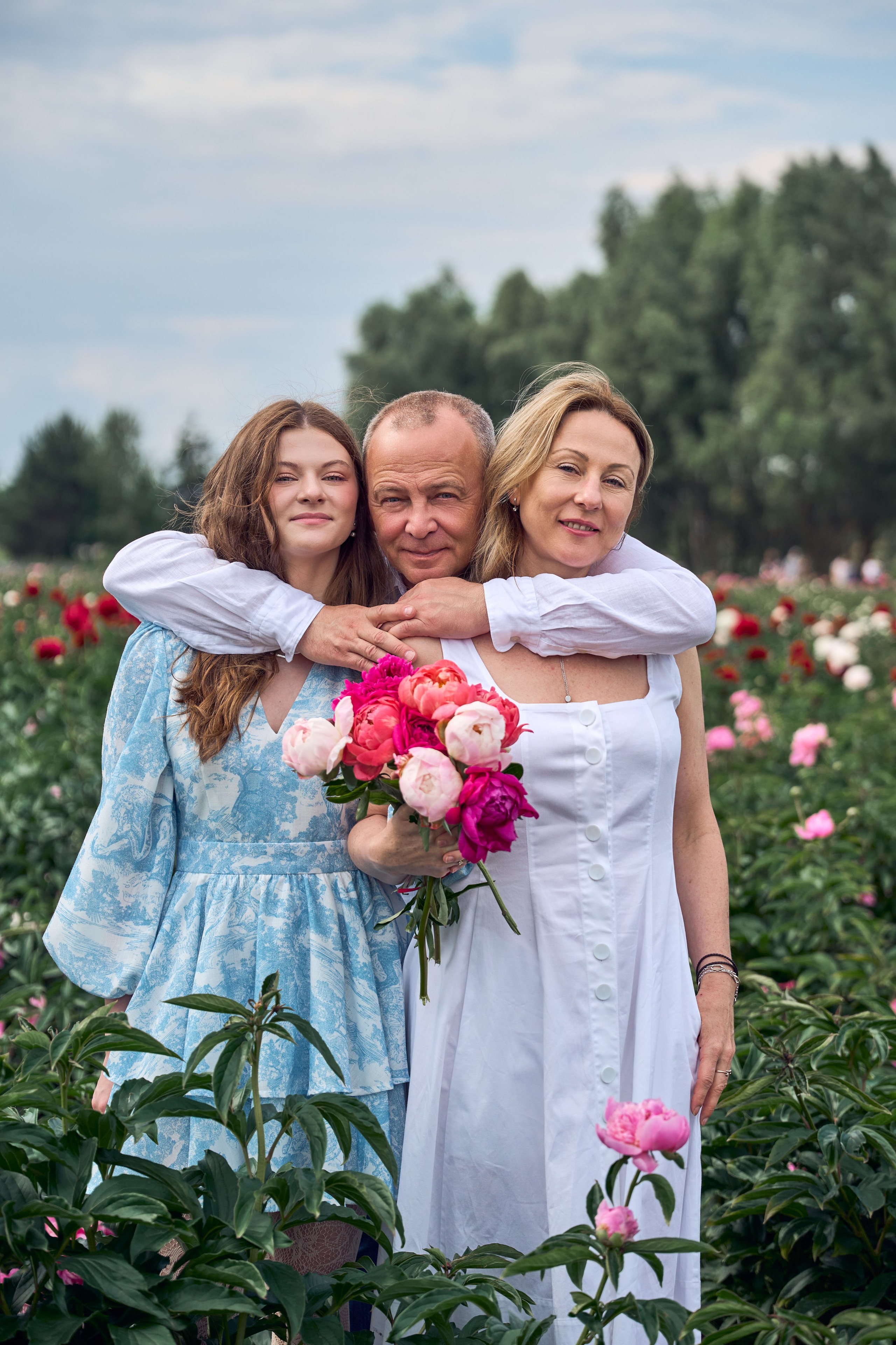 Сімейна фотосесія з піонами у Добропарку. Family photographer in Kiev Natalia Shkavron