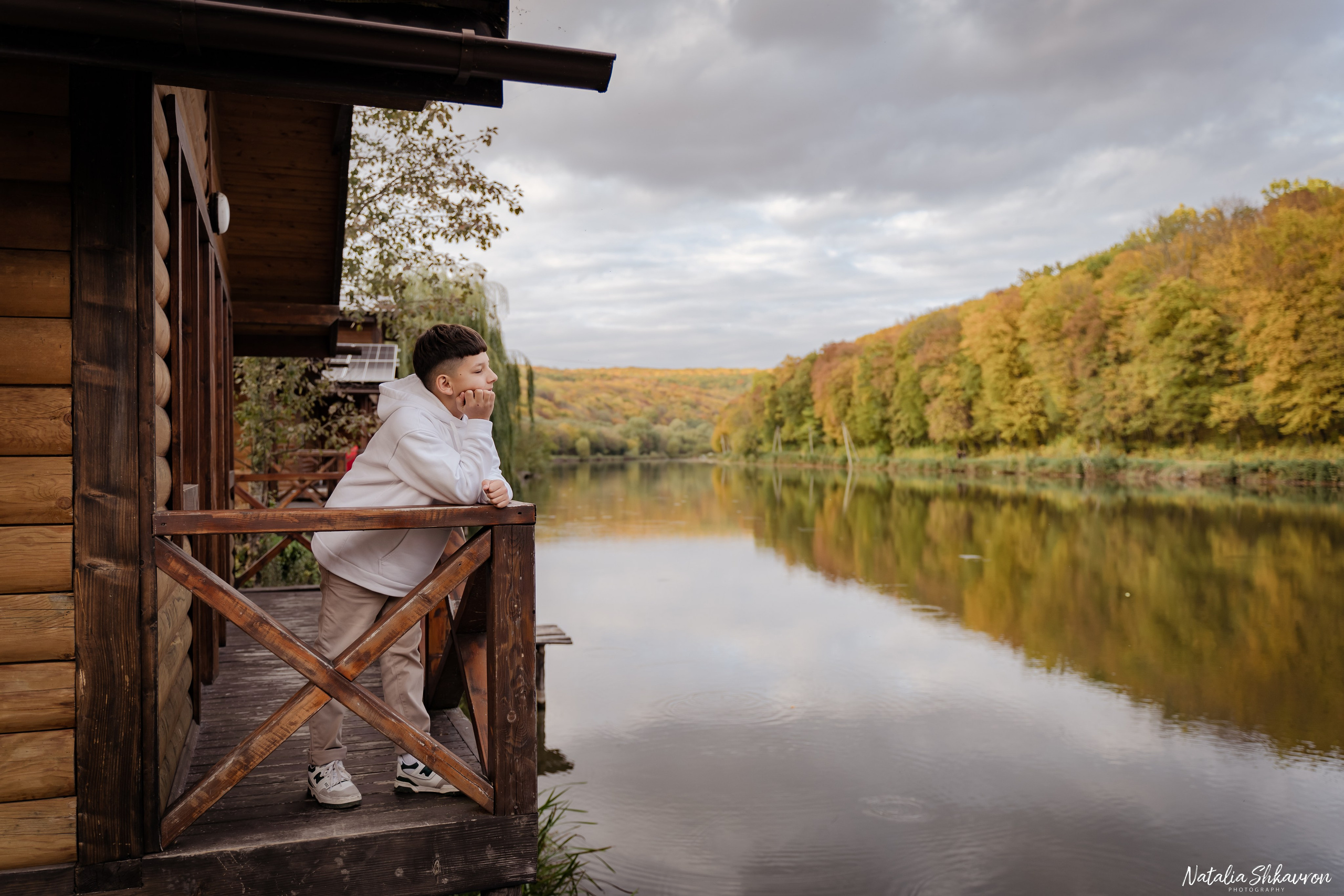 Сімейна фотосесія восени біля води. Family photographer in Kiev Natalia Shkavron