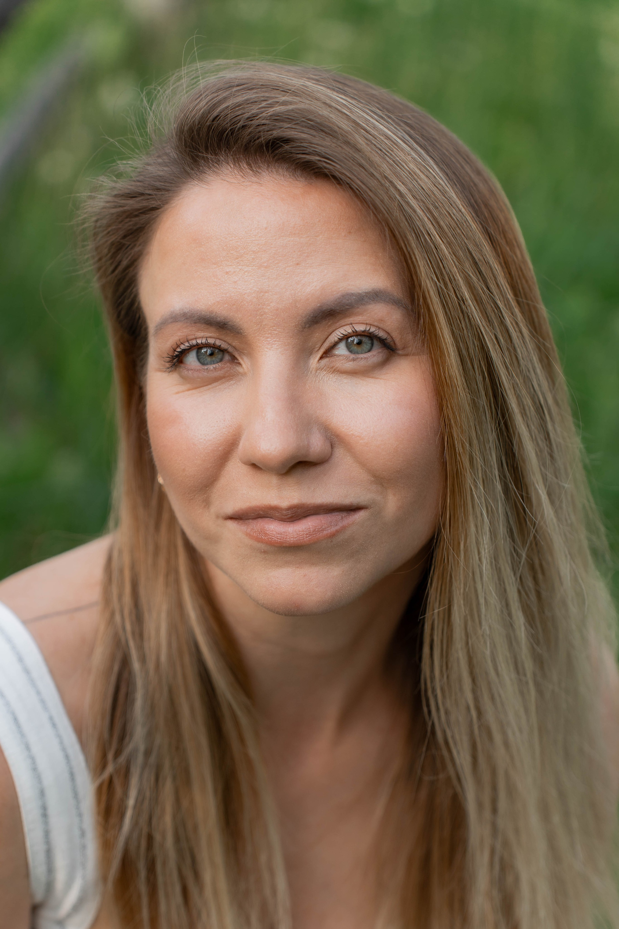 Сімейна фотосесія в Пирогово мами з двома донями. Сімейний фотограф Київ Наталія Шкаврон