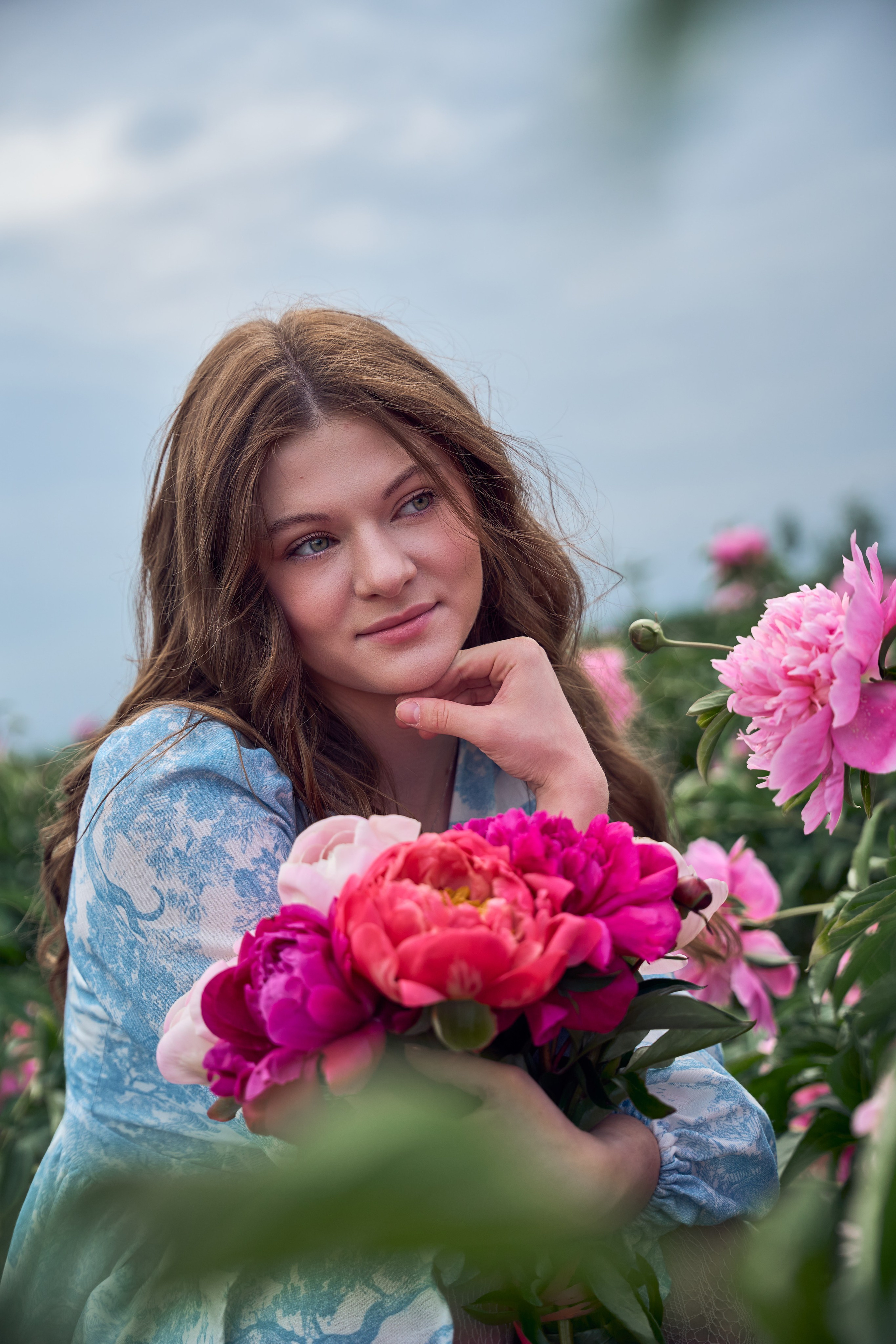 Сімейна фотосесія з піонами у Добропарку. Family photographer in Kiev Natalia Shkavron
