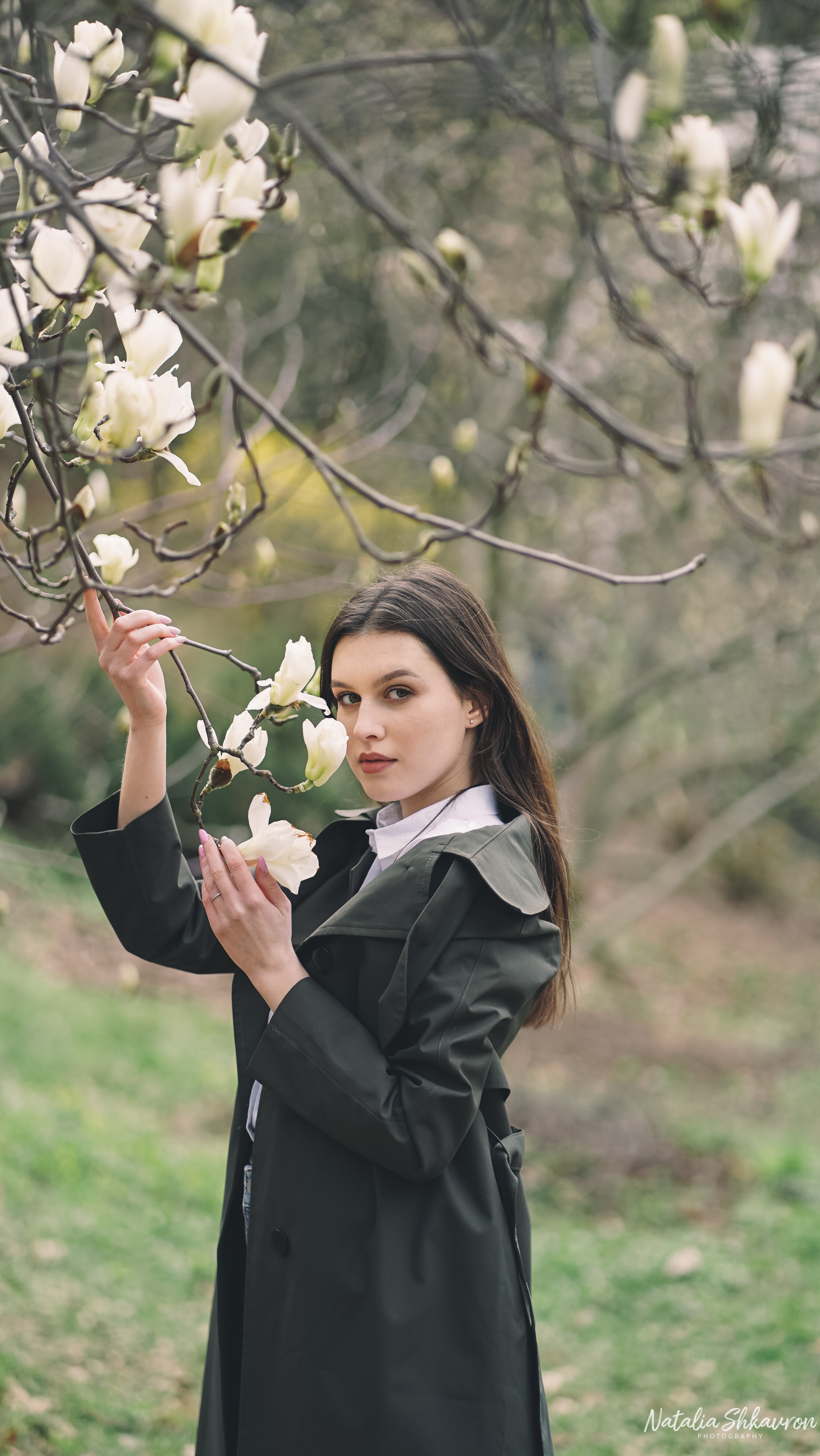 Весняна фотосесія в магноліях. Сімейний фотограф Київ Наталія Шкаврон